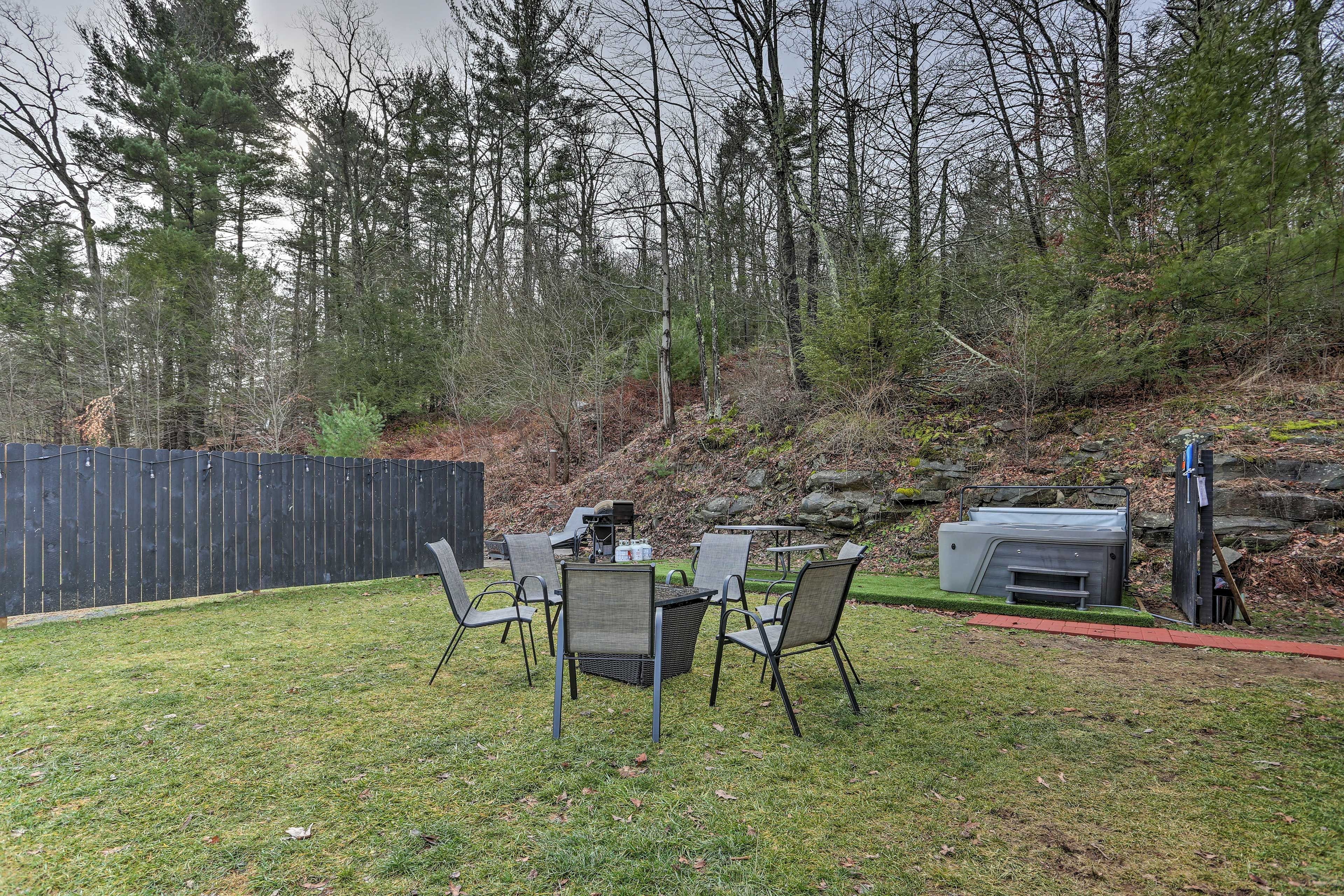 Fenced-In Yard | Private Hot Tub | Sauna | Outdoor Seating | Gas Grill