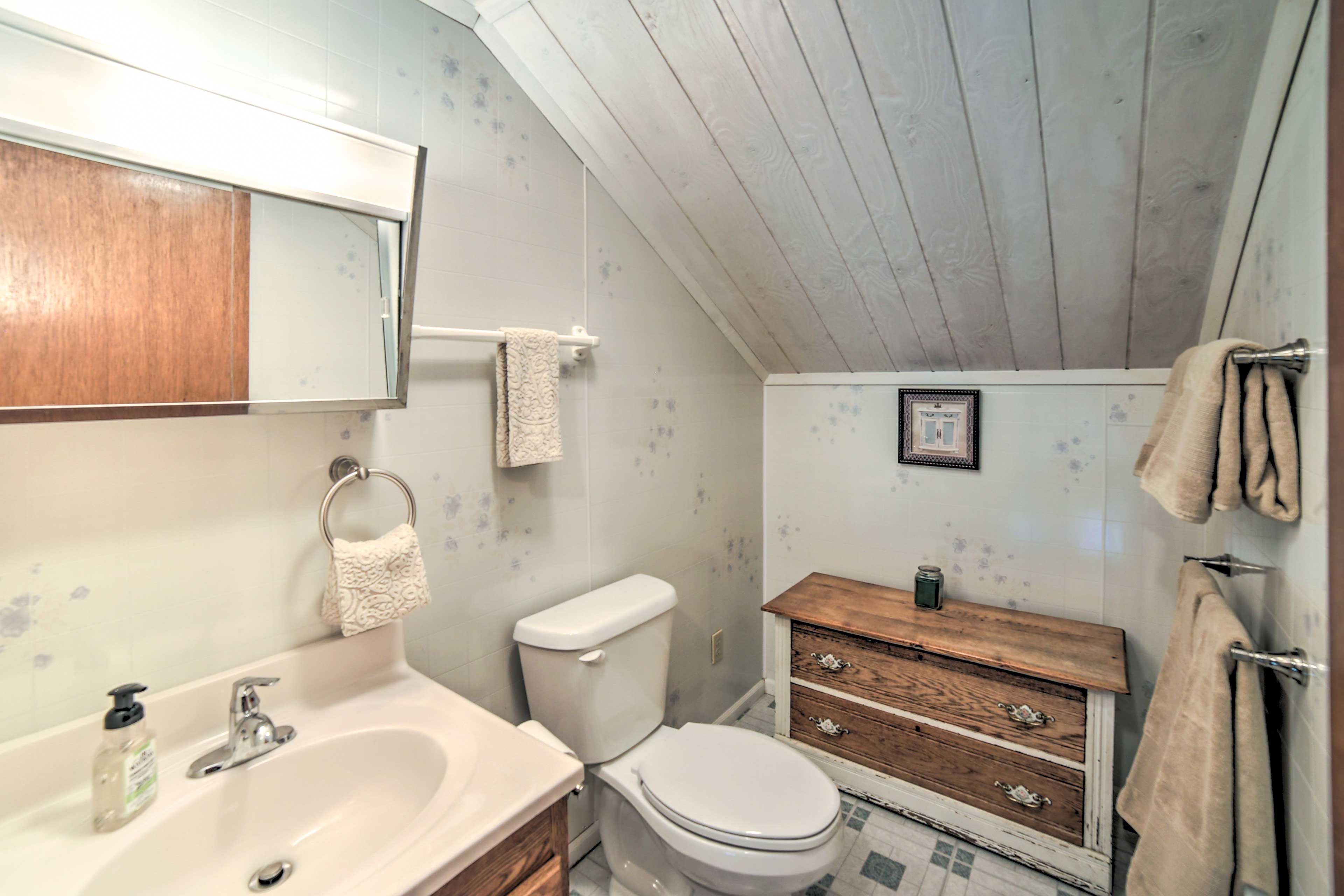 Half Bathroom | Towels Provided