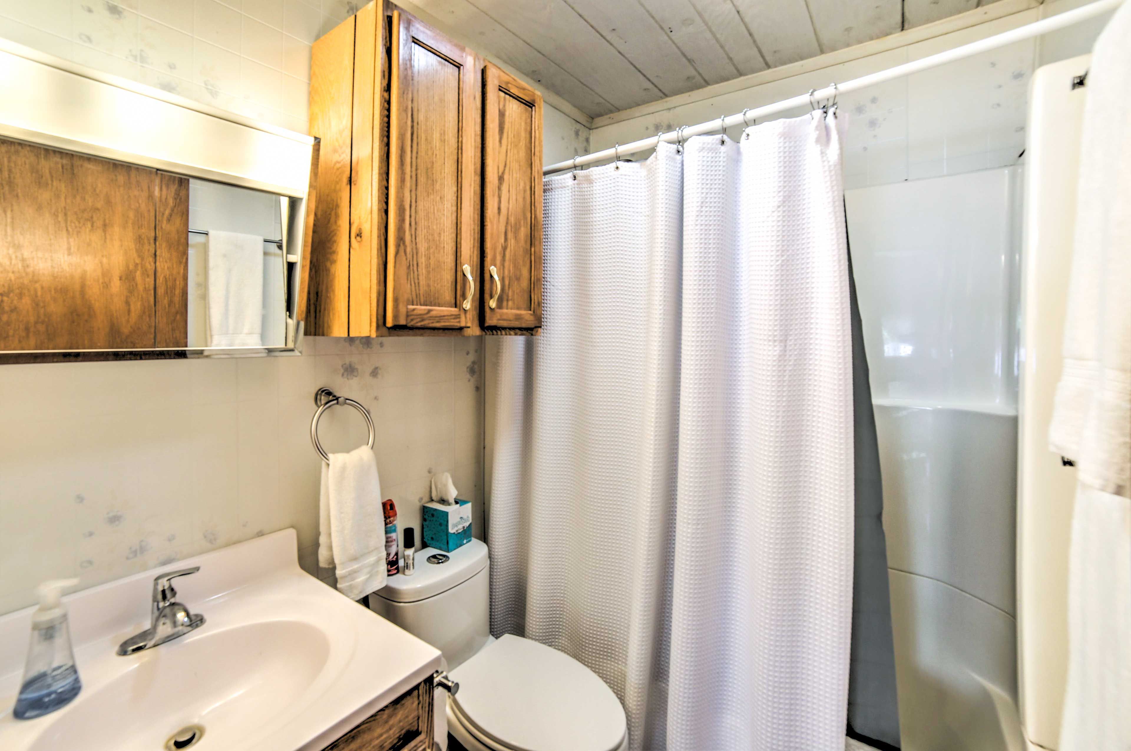 Full Bathroom | 1st Floor | Complimentary Toiletries | Hair Dryers