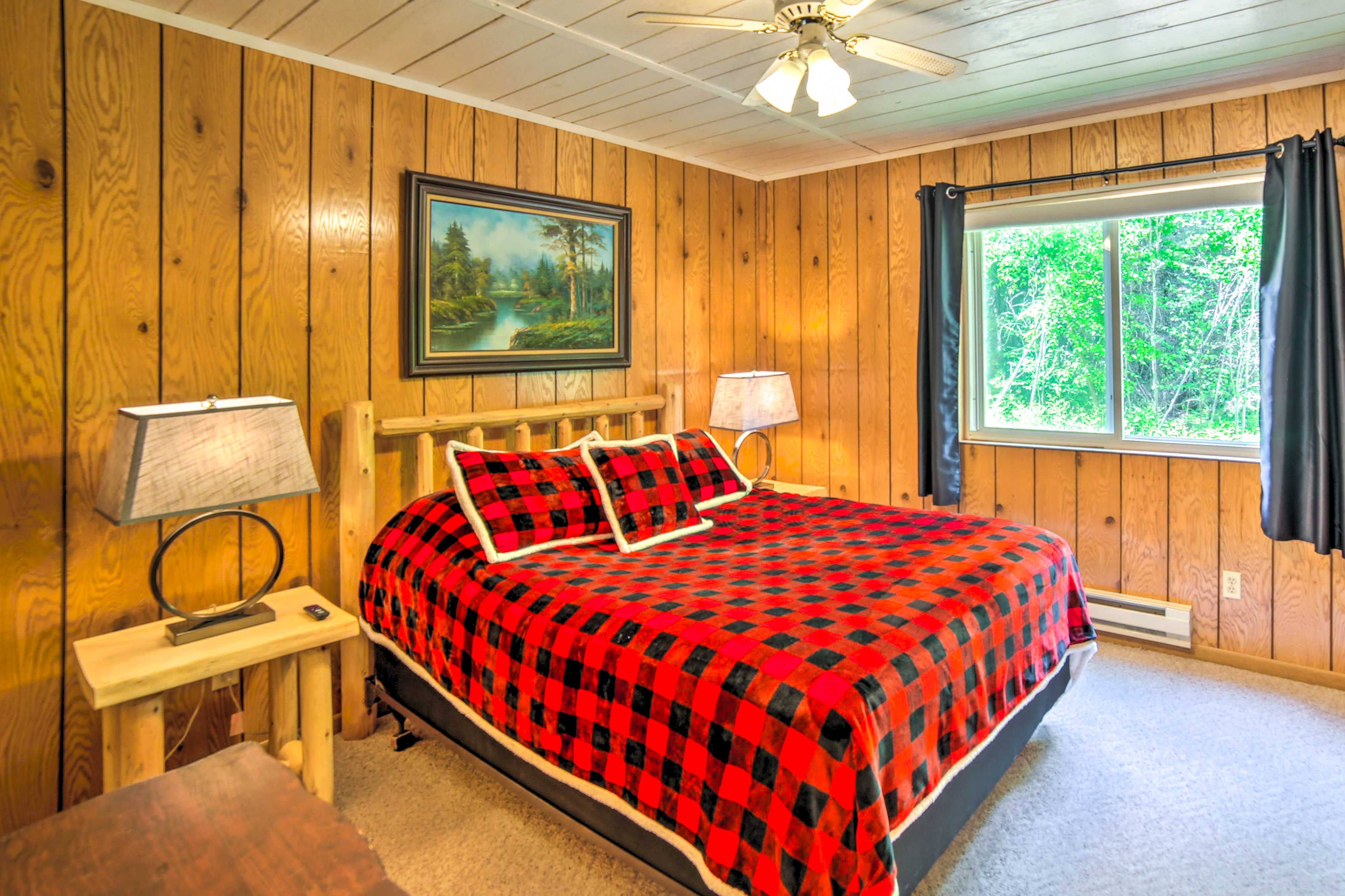 Bedroom 1 | Queen Bed | Linens Provided | 1st Floor | Smart TV w/ Cable