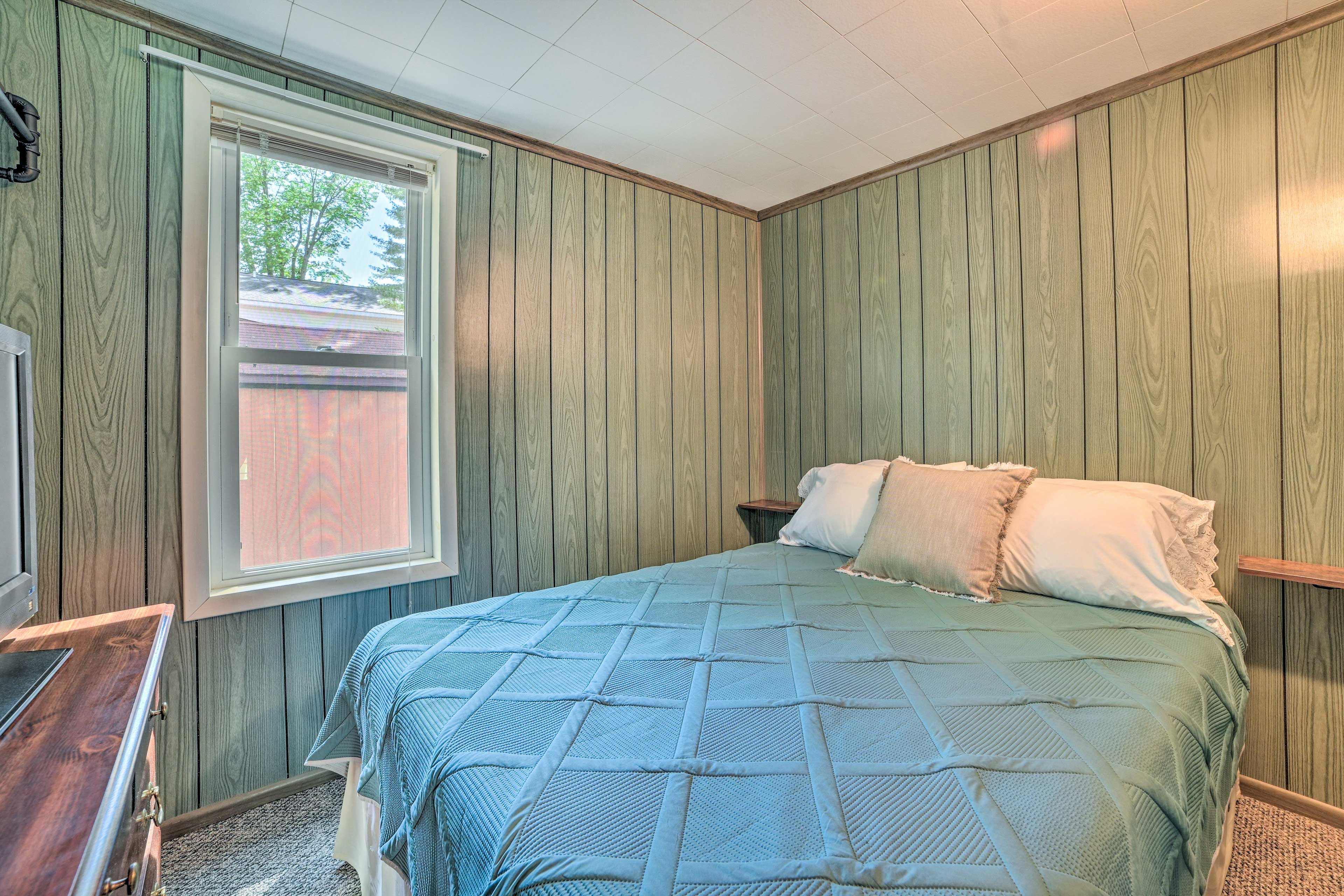 Bedroom 1 | Queen Bed | Linens Provided