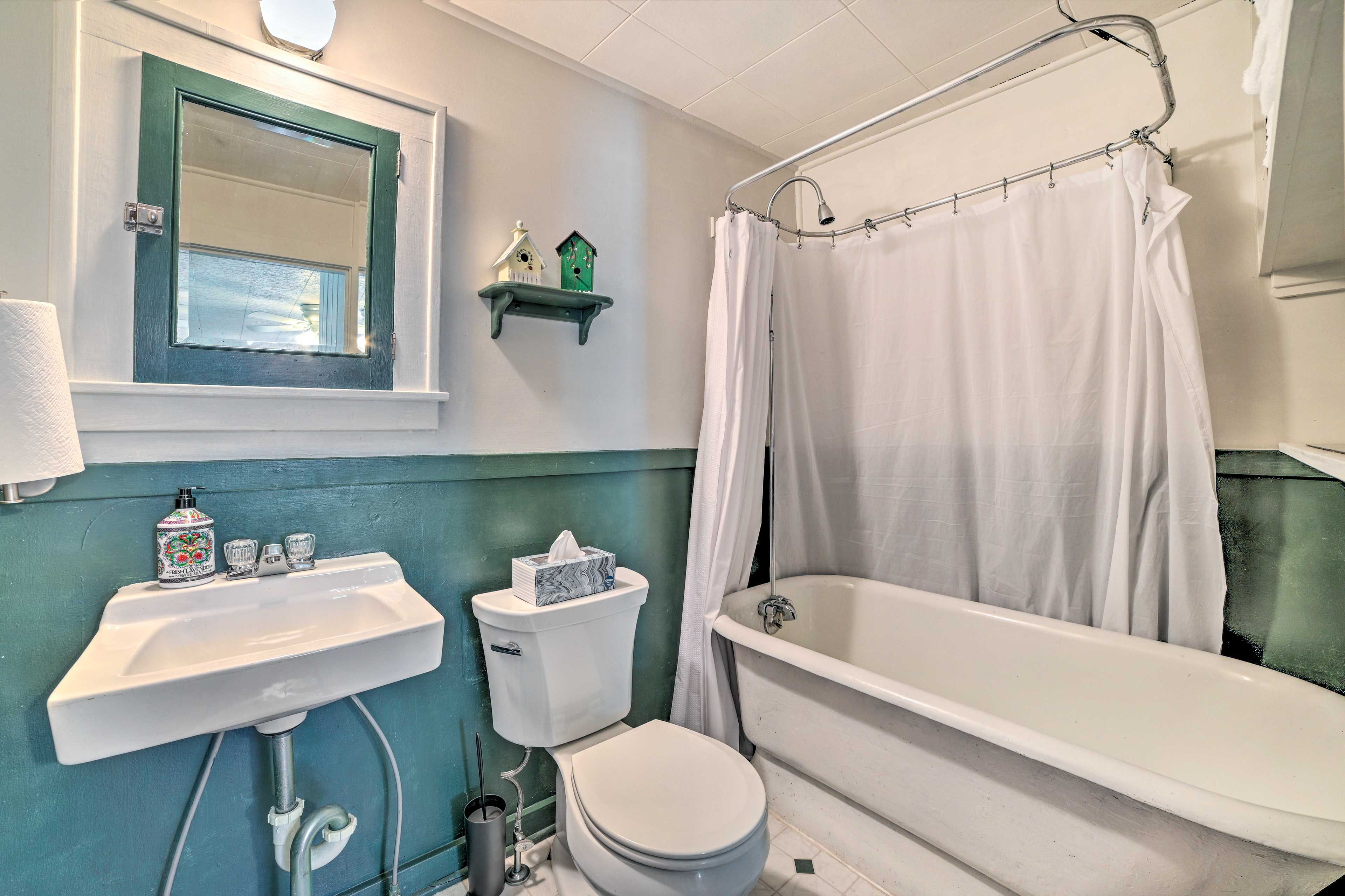 Bathroom | Towels Provided (Bathtub No Longer Available)