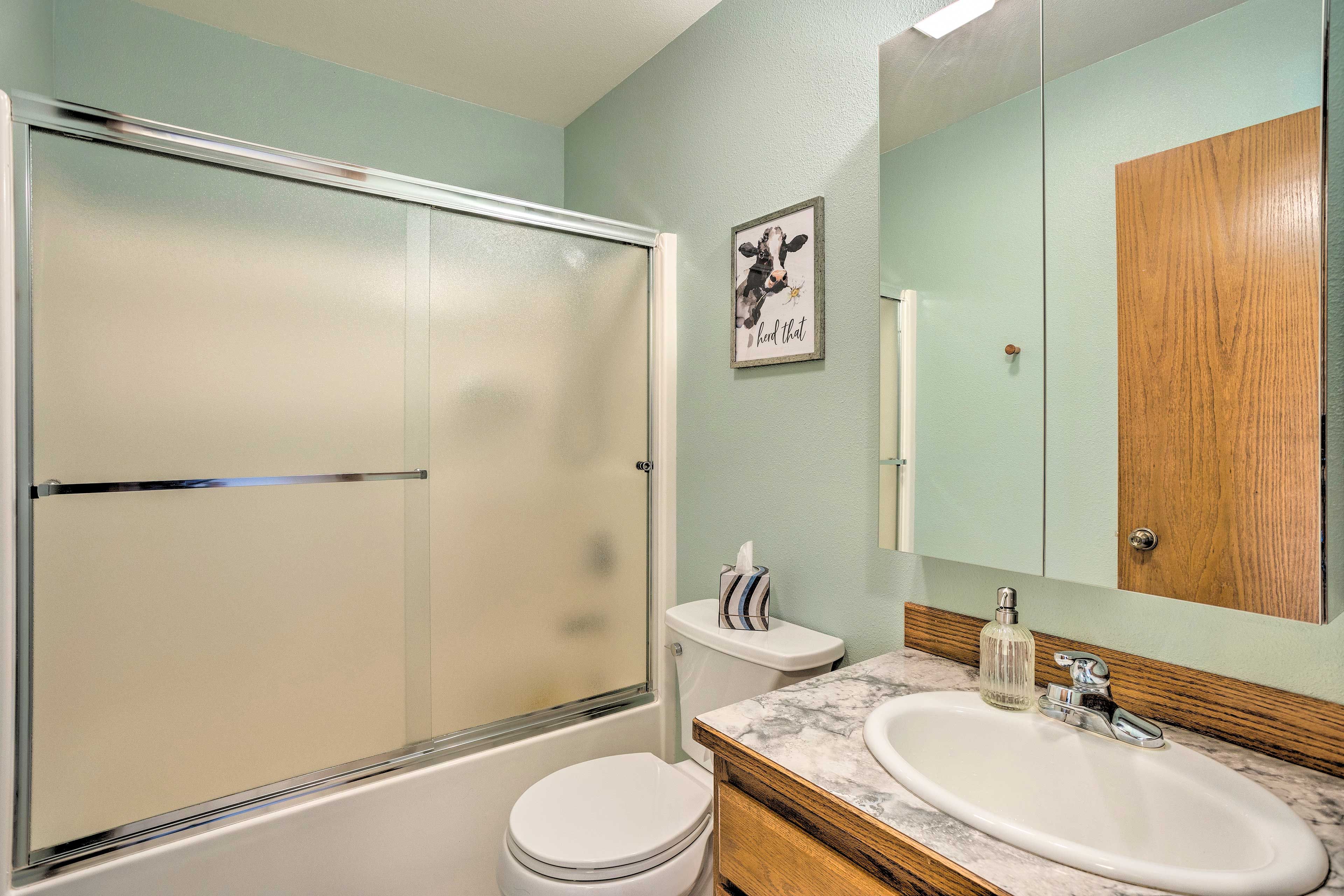 Full Bathroom | 1st Floor | Towels Provided | Complimentary Toiletries