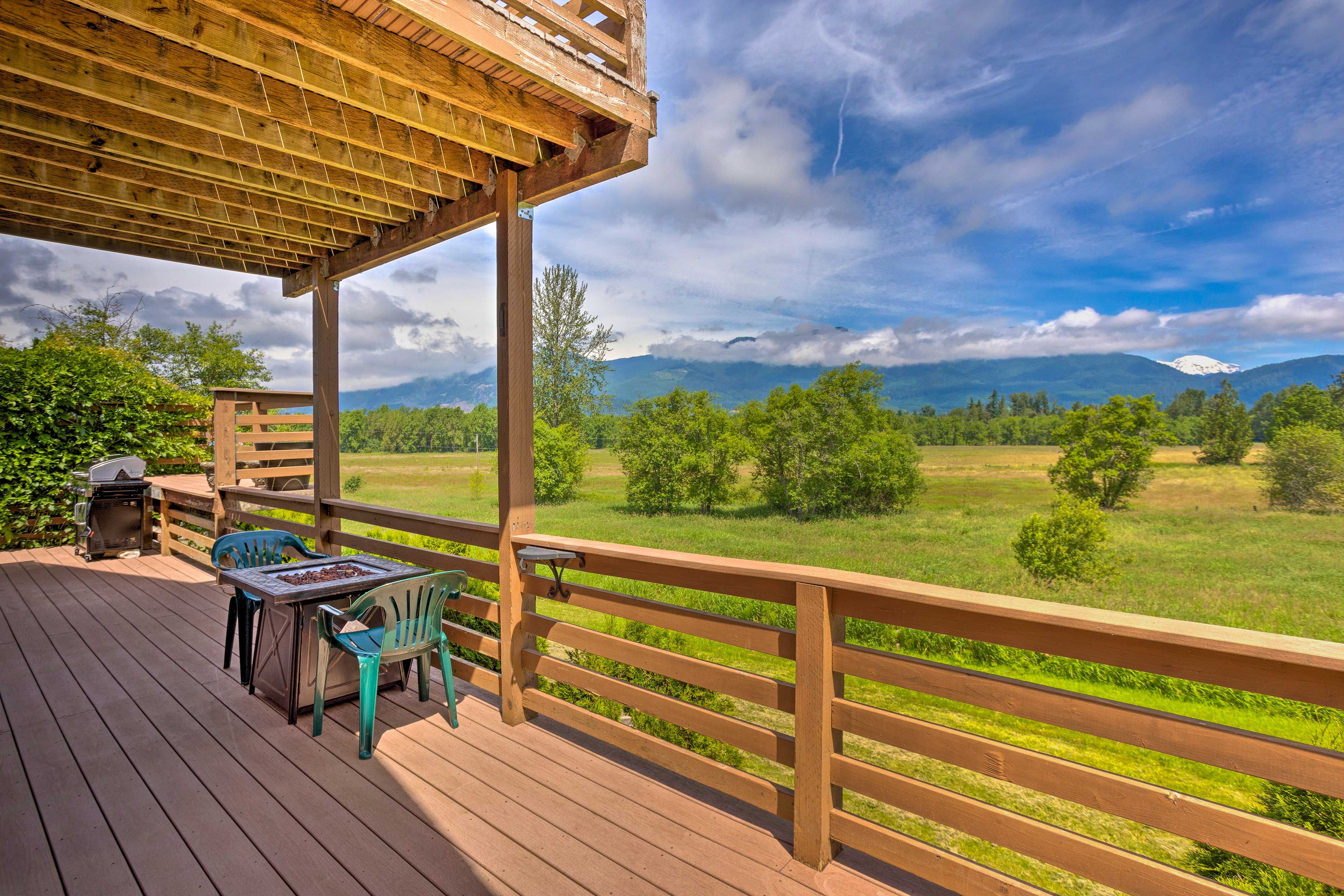 Deck | 1st Floor | Fire Pit | Gas Grill | Mountain View