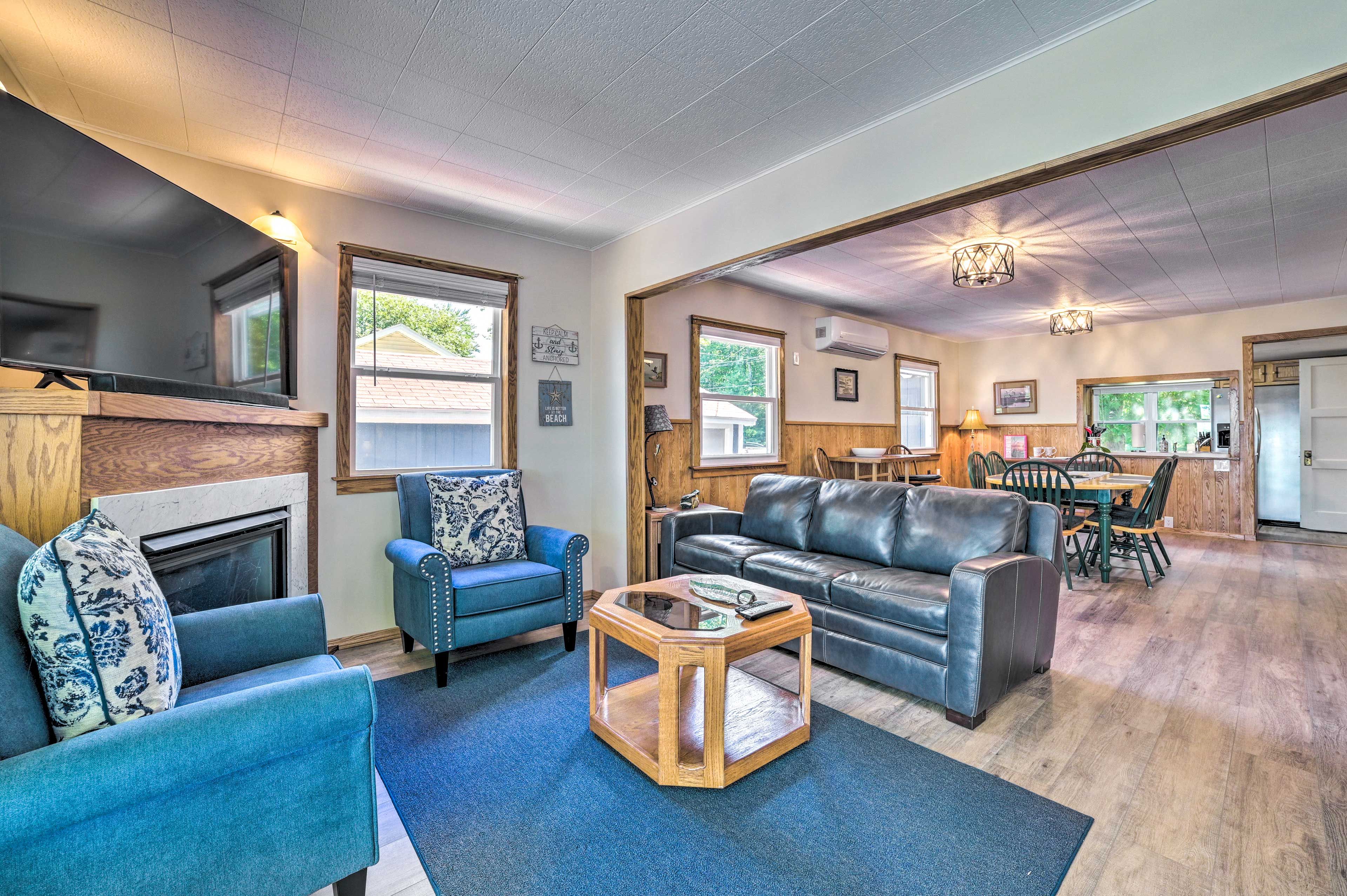 Living Room | Smart TV | Queen Sleeper Sofa | Full Futon