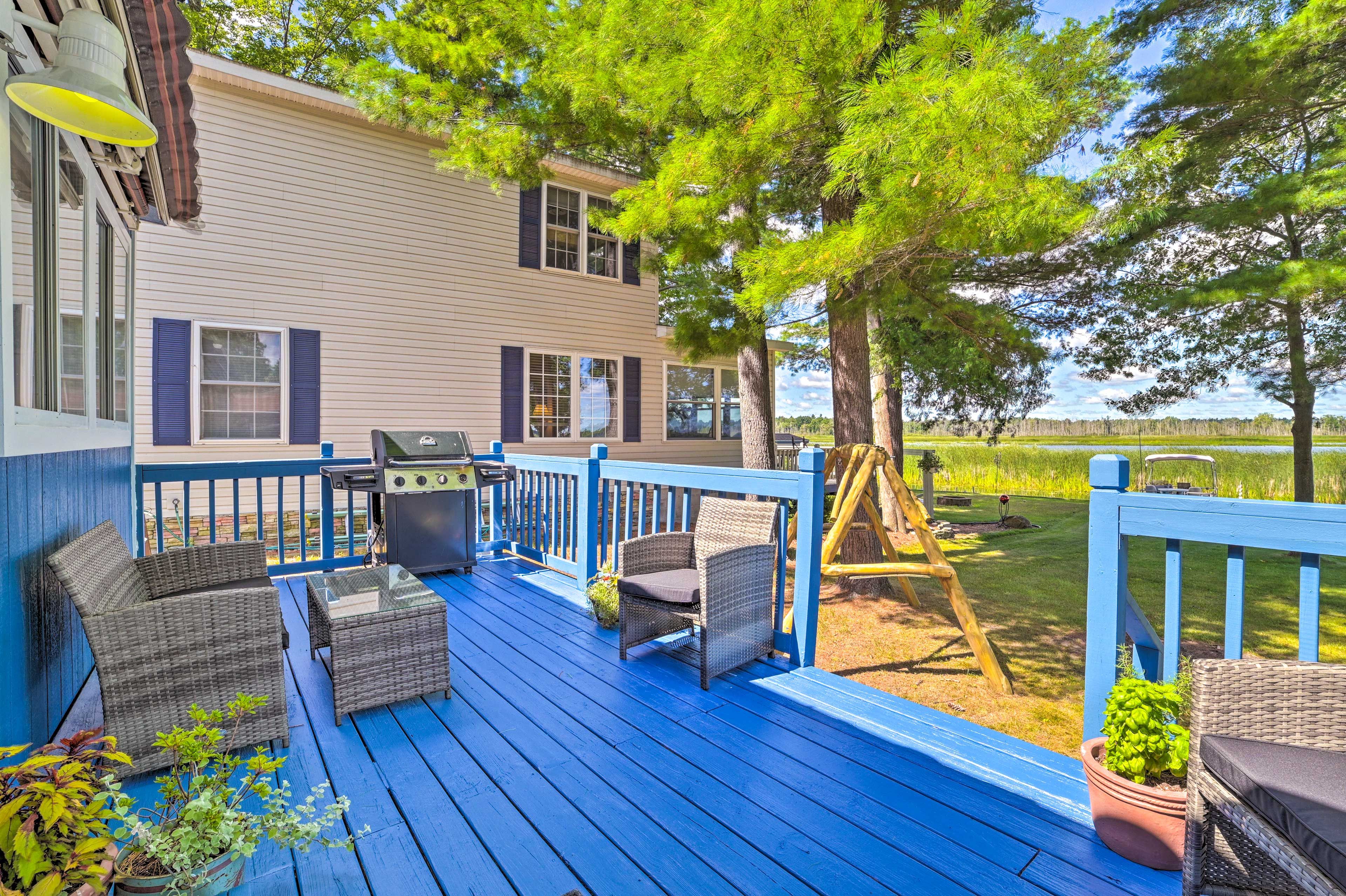 Deck | Gas Grill (Propane Not Provided)