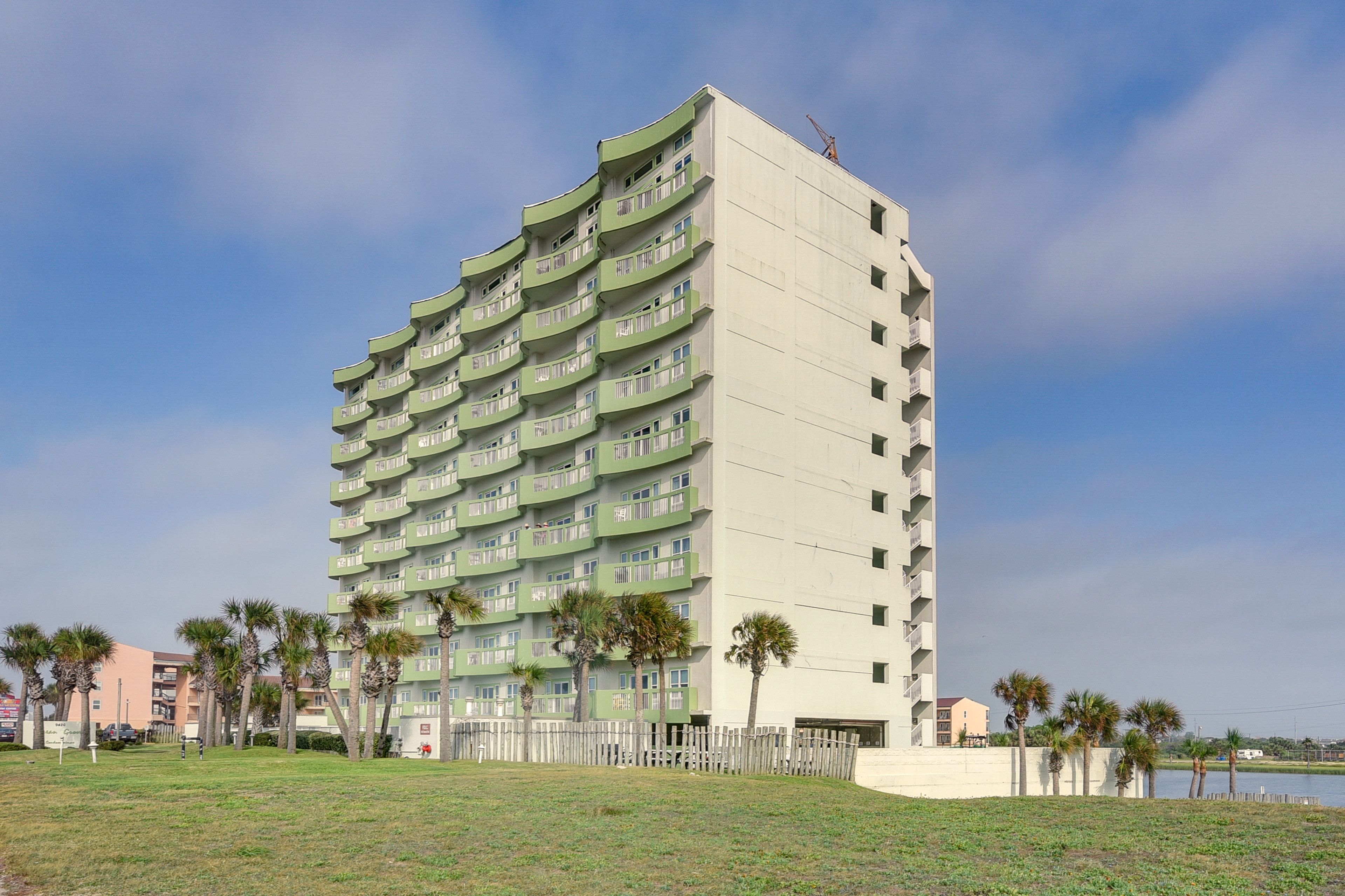 Parking | Community Parking Garage (Open Parking, 7' Garage Clearance)