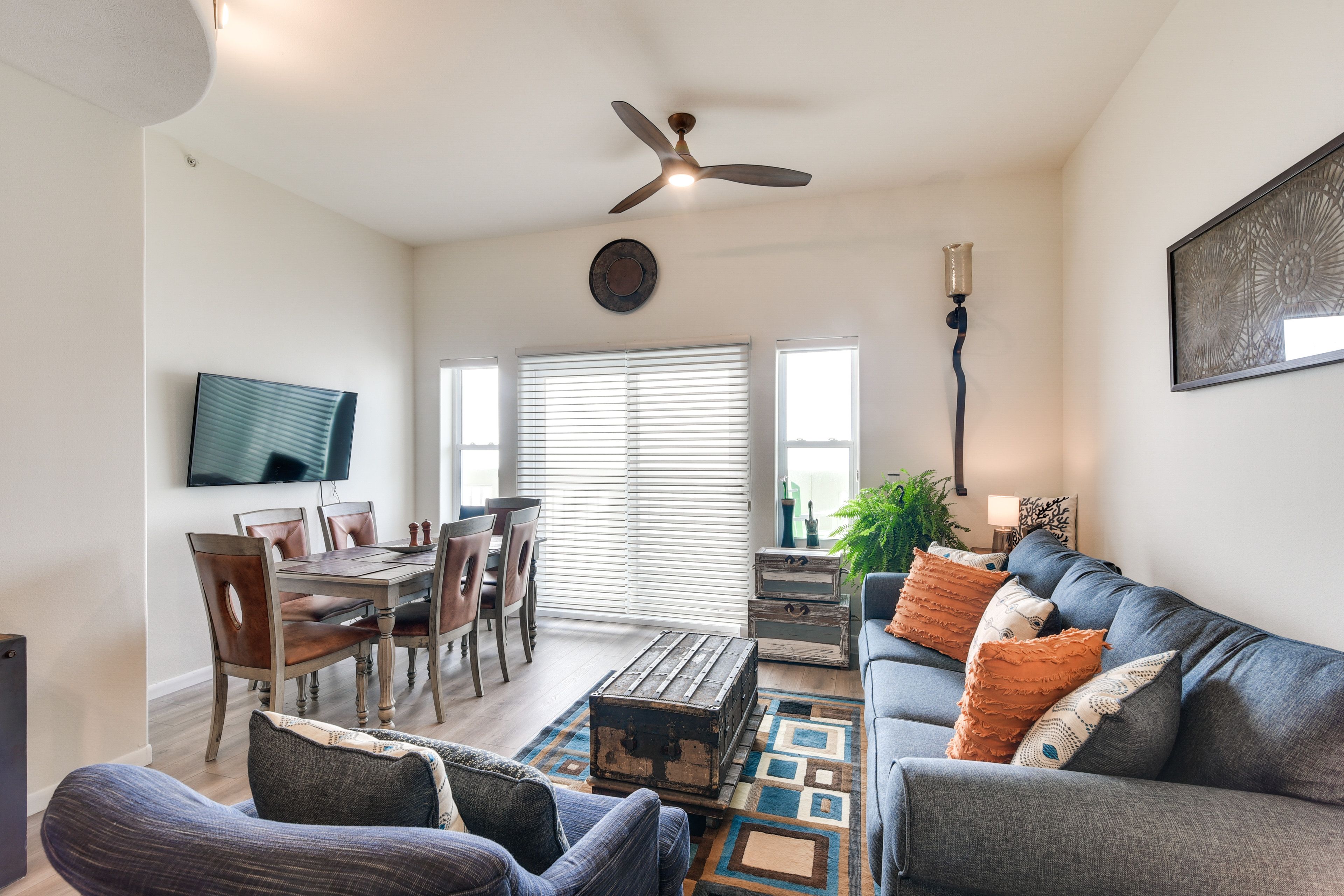 Living Room | Free WiFi | Central Heating & A/C | Washer & Dryer
