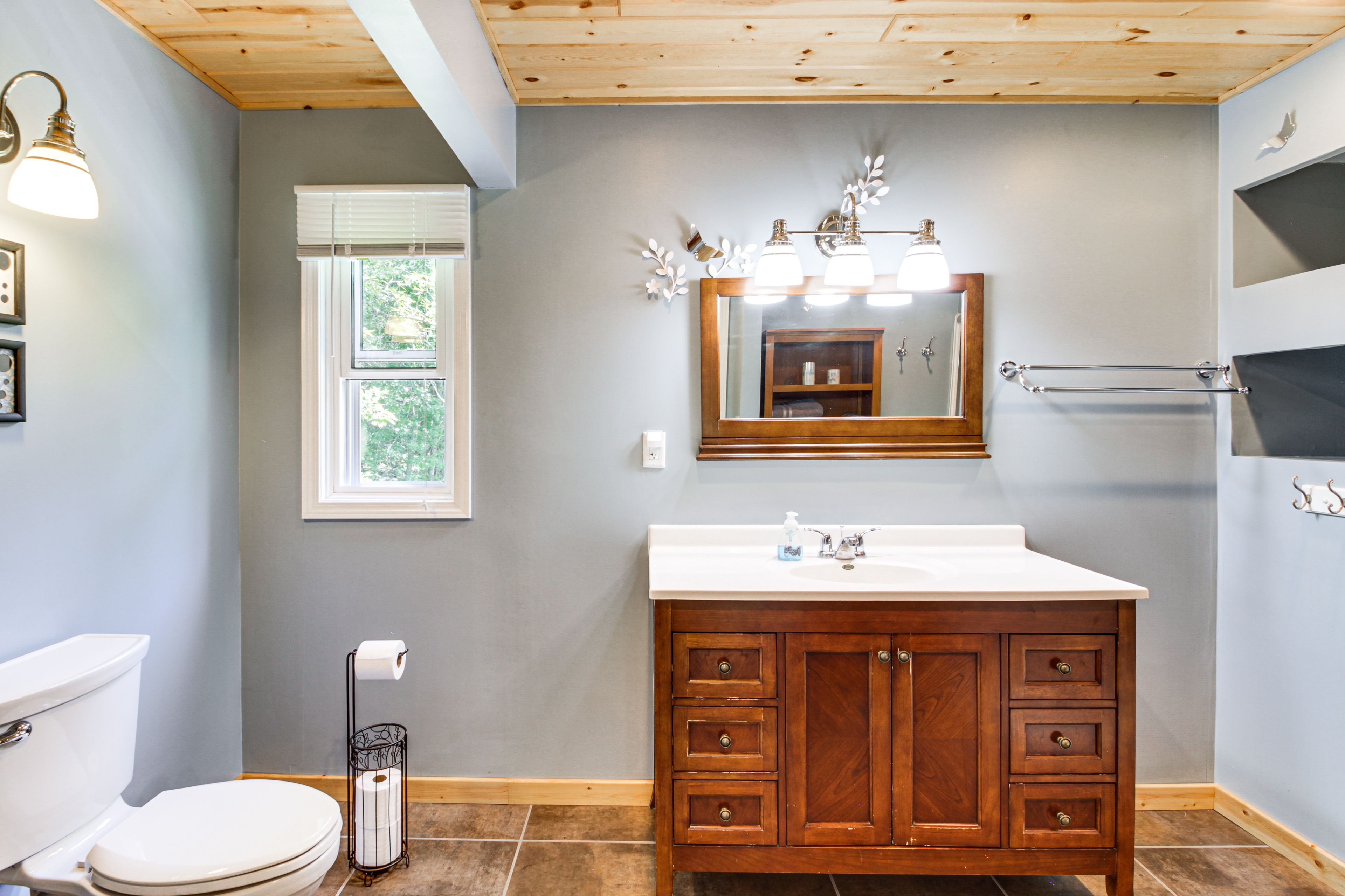 Full Bath | Towels | Hair Dryer | Main Level