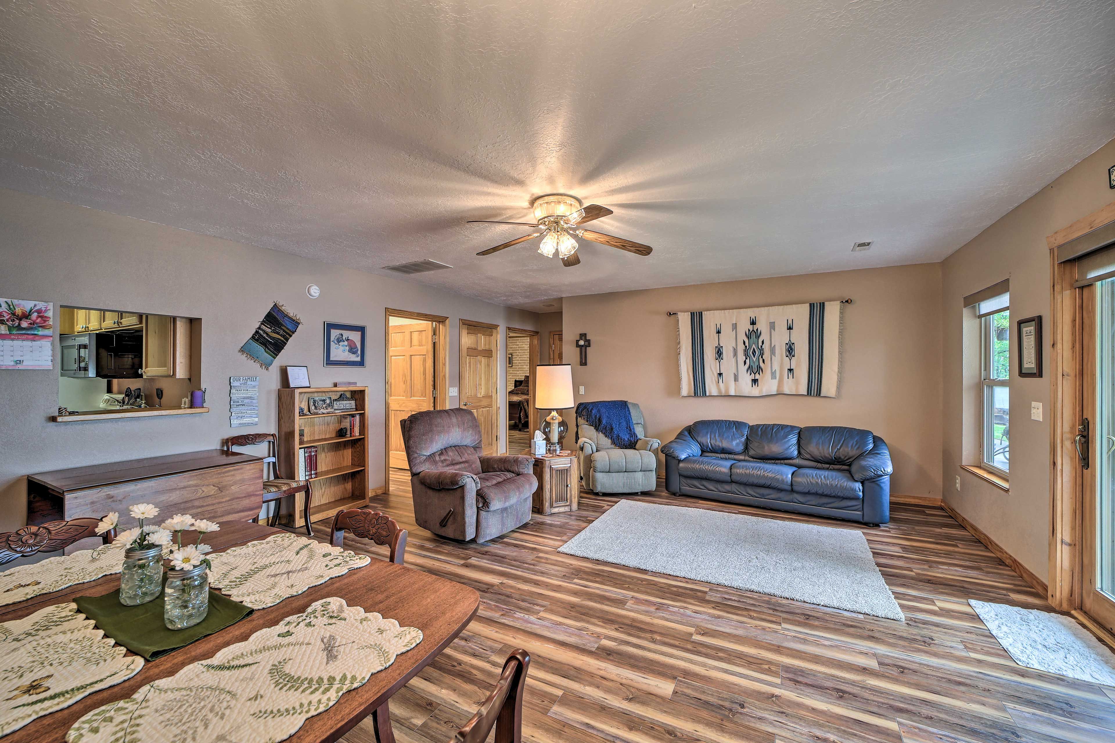 Living Area | Lower-Level Unit | Free WiFi | DVD Player | Central A/C