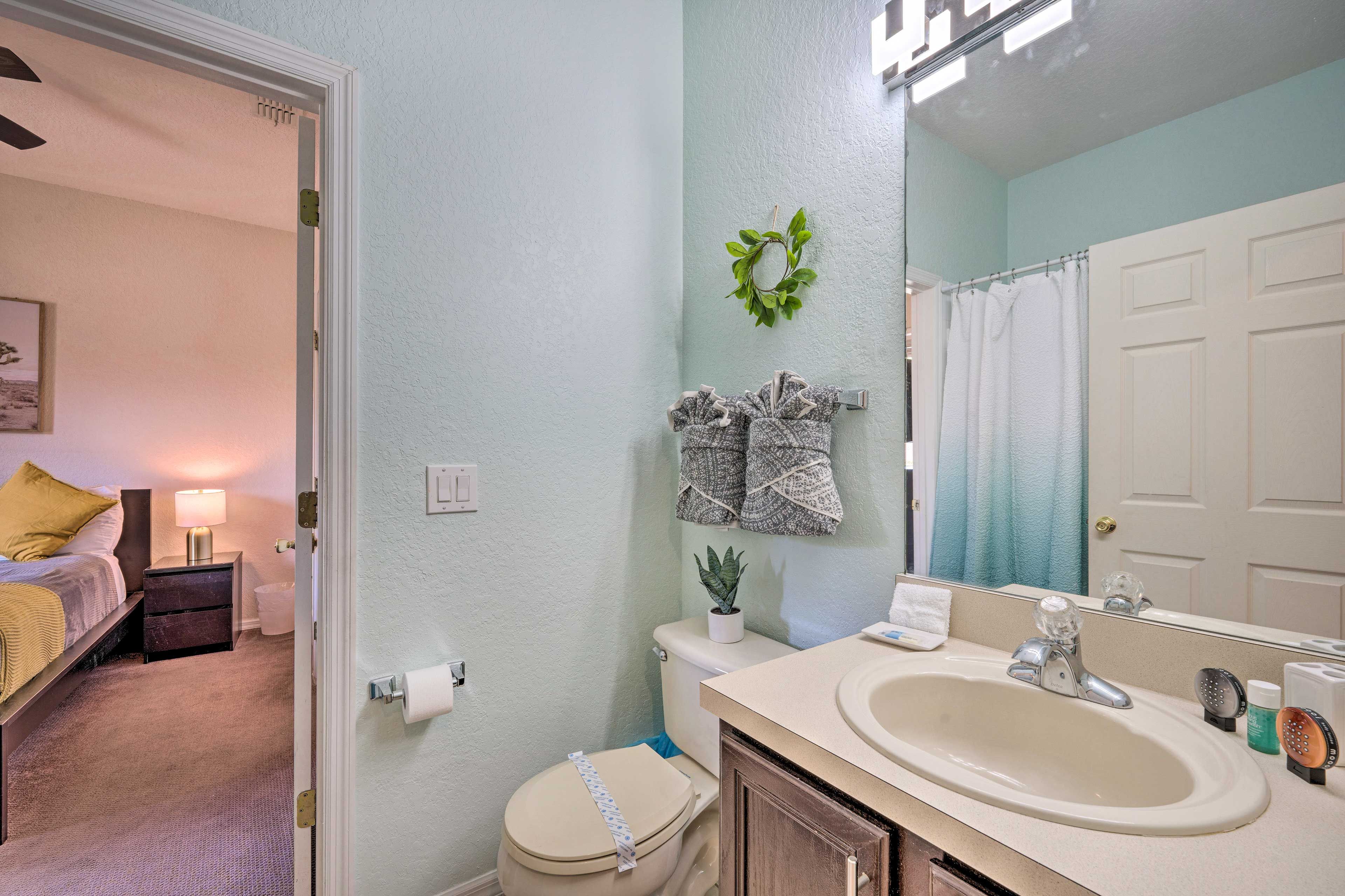 Jack & Jill Bathroom | Complimentary Toiletries | Towels Provided