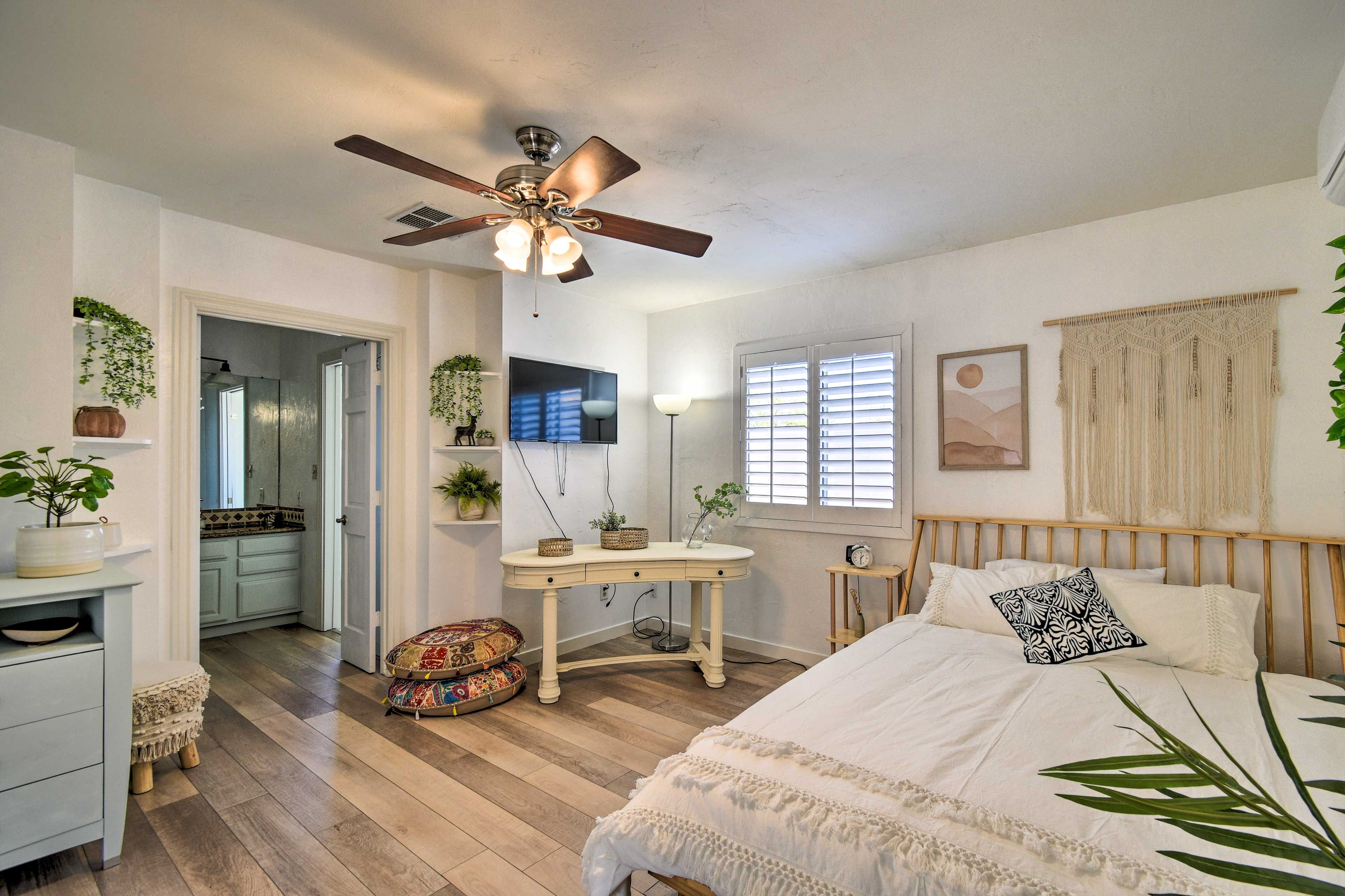 Bedroom 1 | Queen Bed