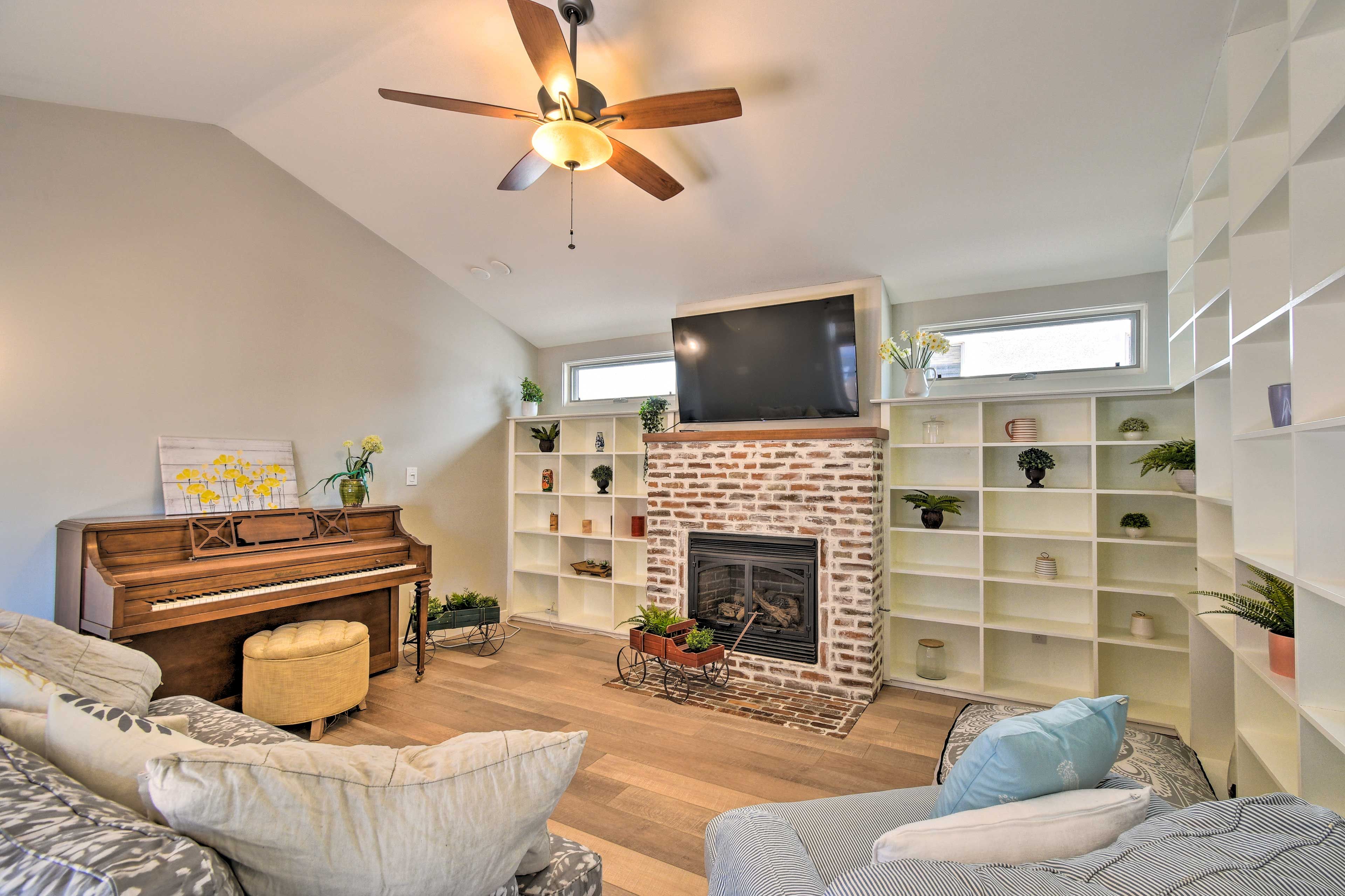 Living Room | Gas Fireplace | Free WiFi | Smart TV