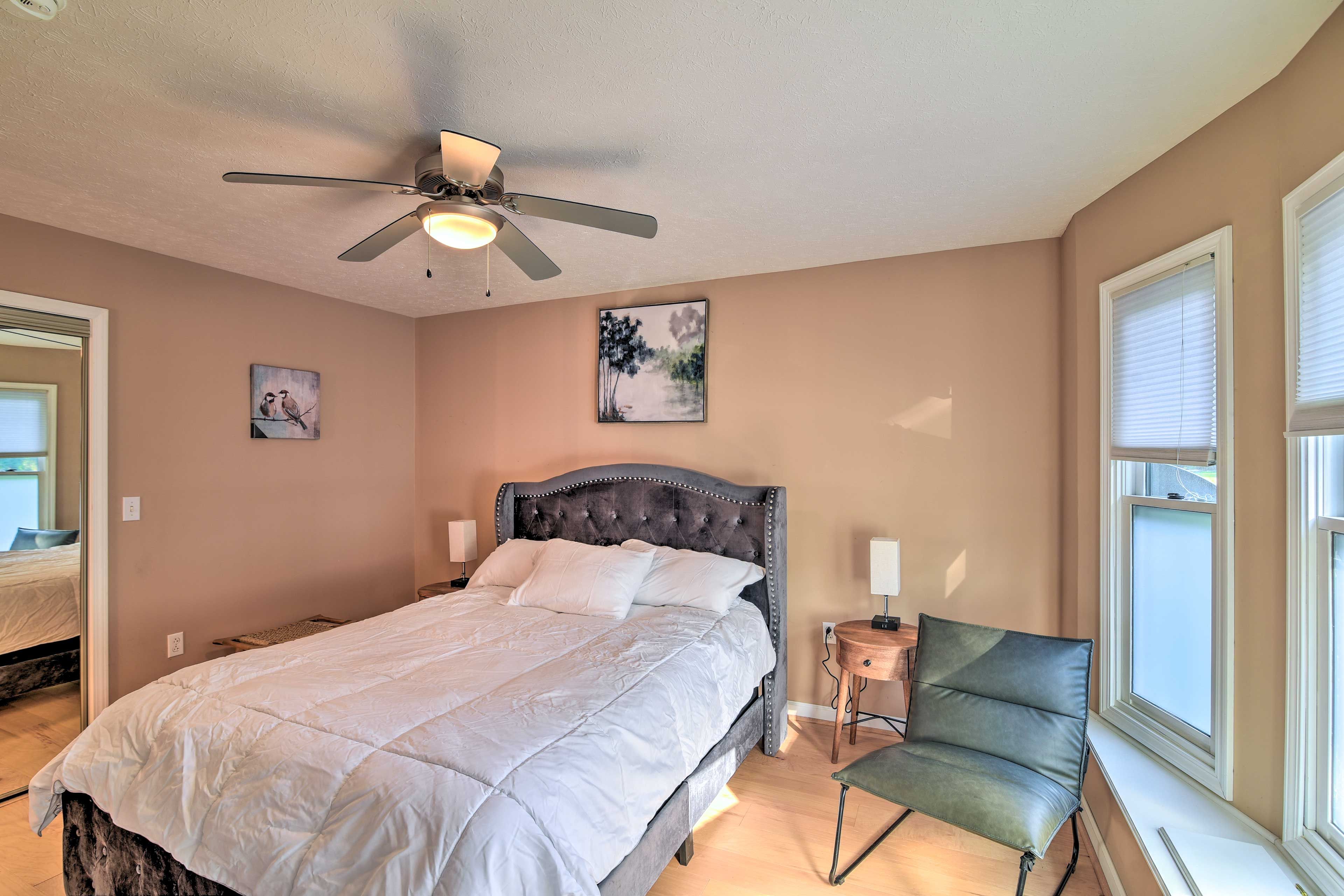 Bedroom 2 | Queen Bed | 1st Floor | Smart TV | En-Suite Bathroom