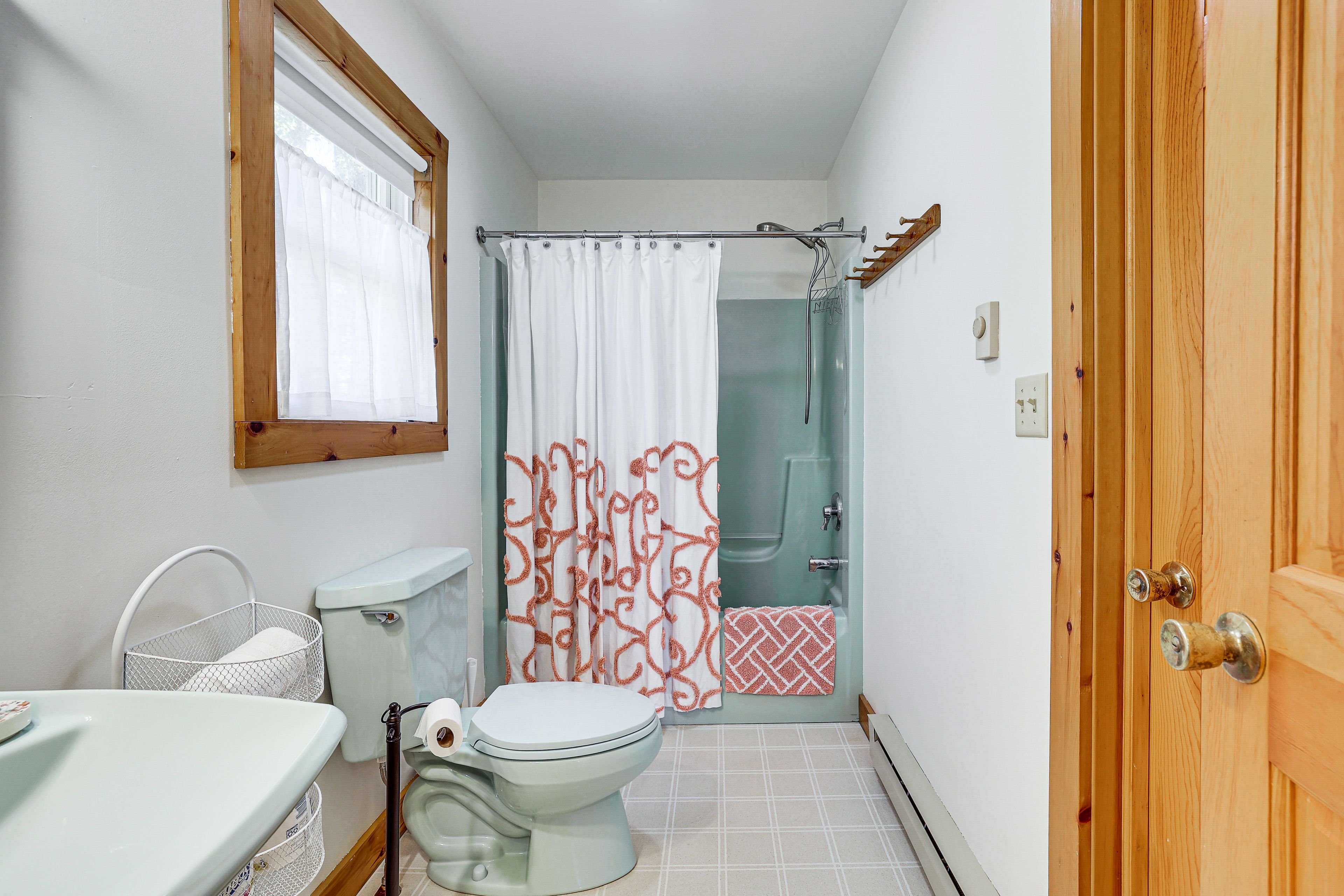 Full Bathroom | Towels Provided | Complimentary Toiletries