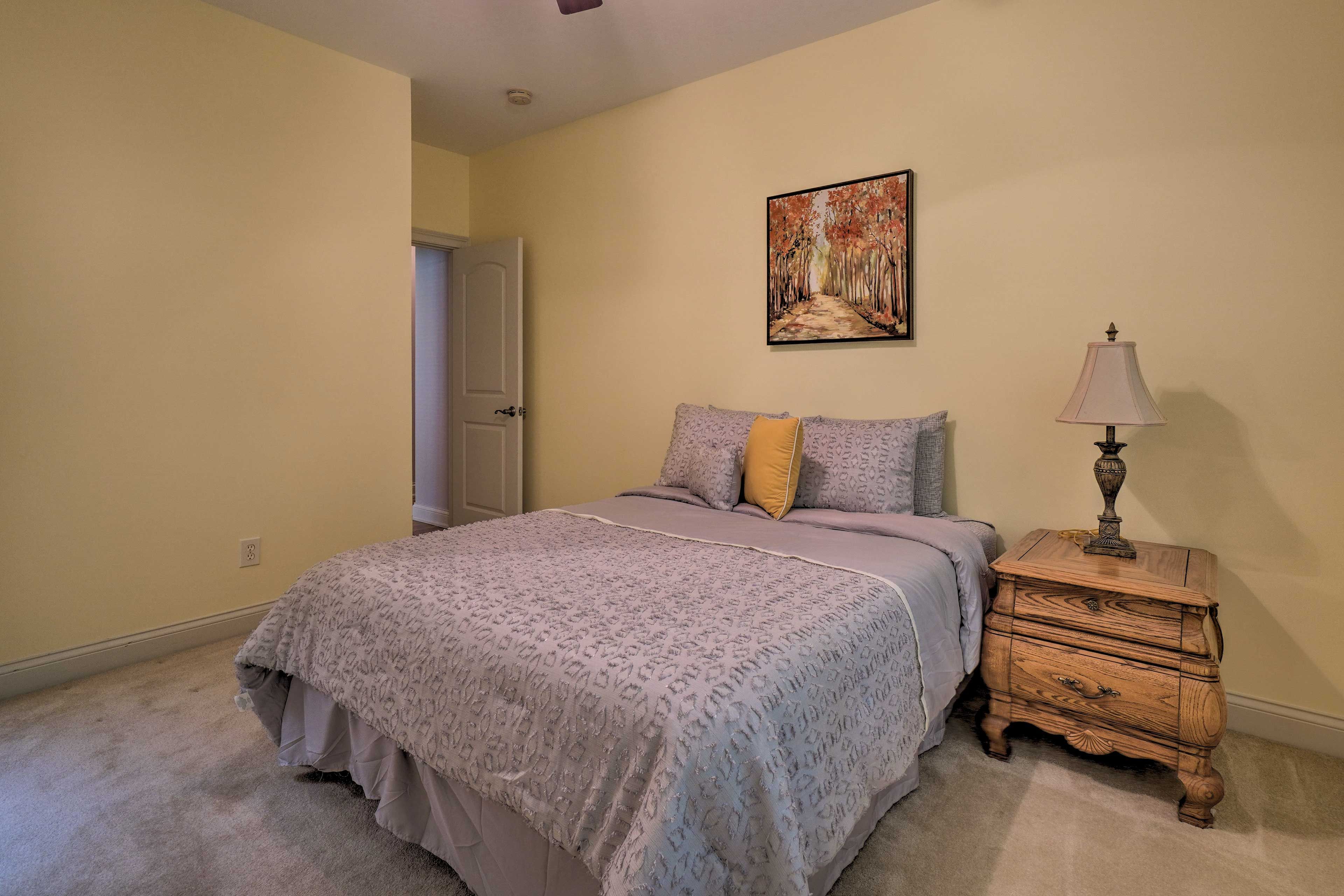 Bedroom 2 | Queen Bed | Walk-In Closet | Jack 'n Jill Bathroom