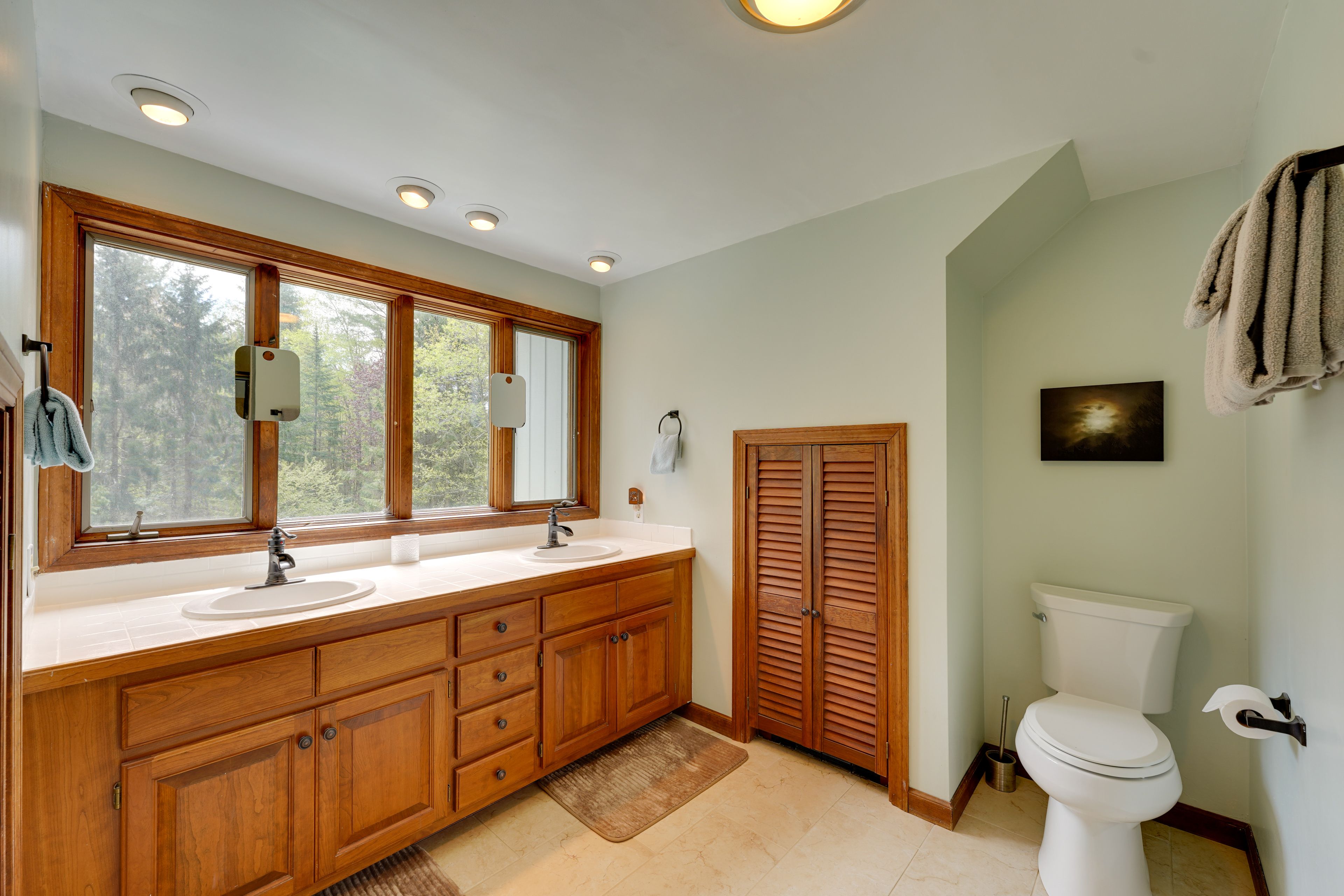 Full Bathroom | Towels Provided