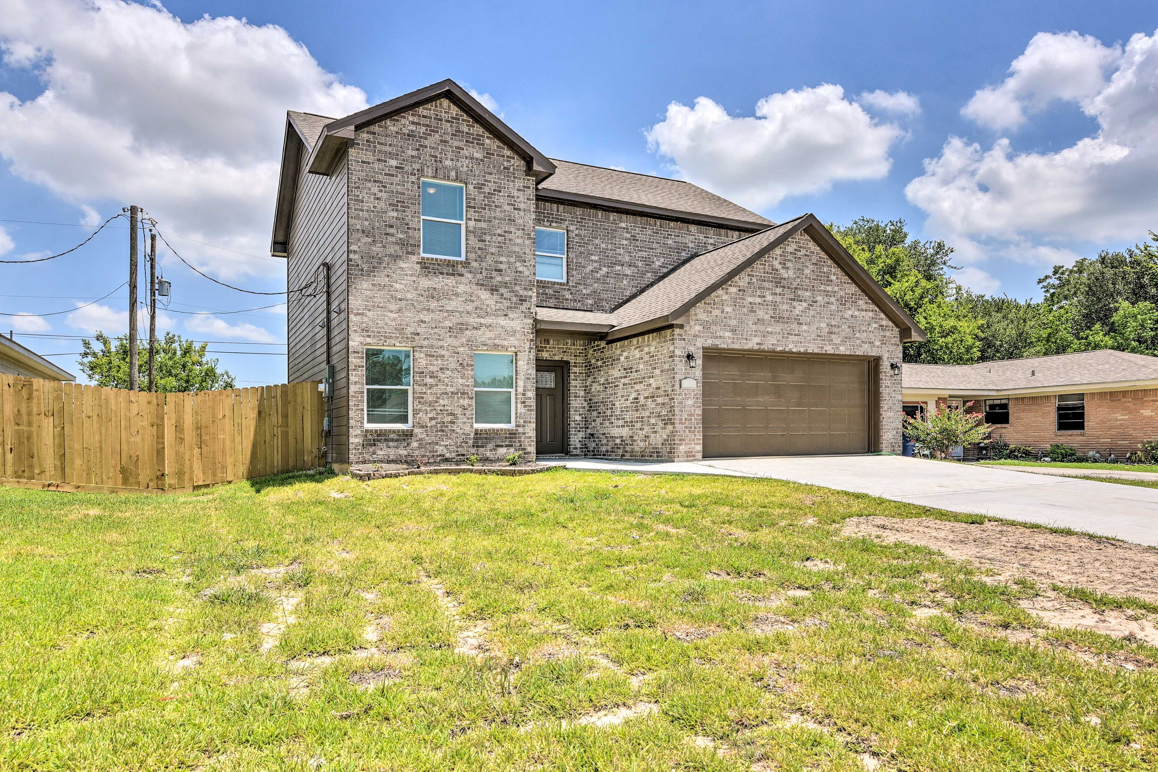 Property Exterior | Garage/Driveway Parking (3 Vehicles)