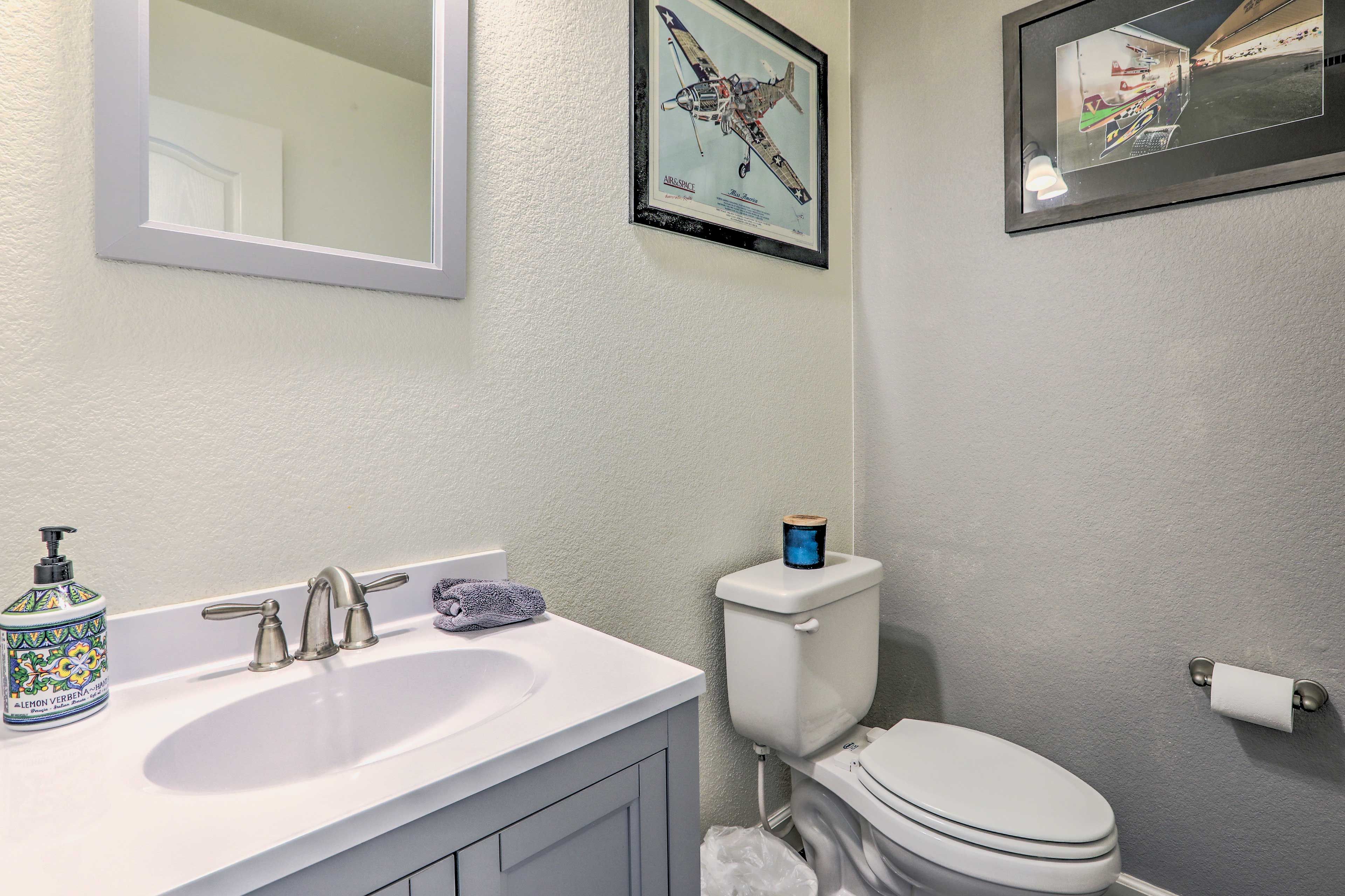 Half Bathroom | 1st Floor | Towels Provided