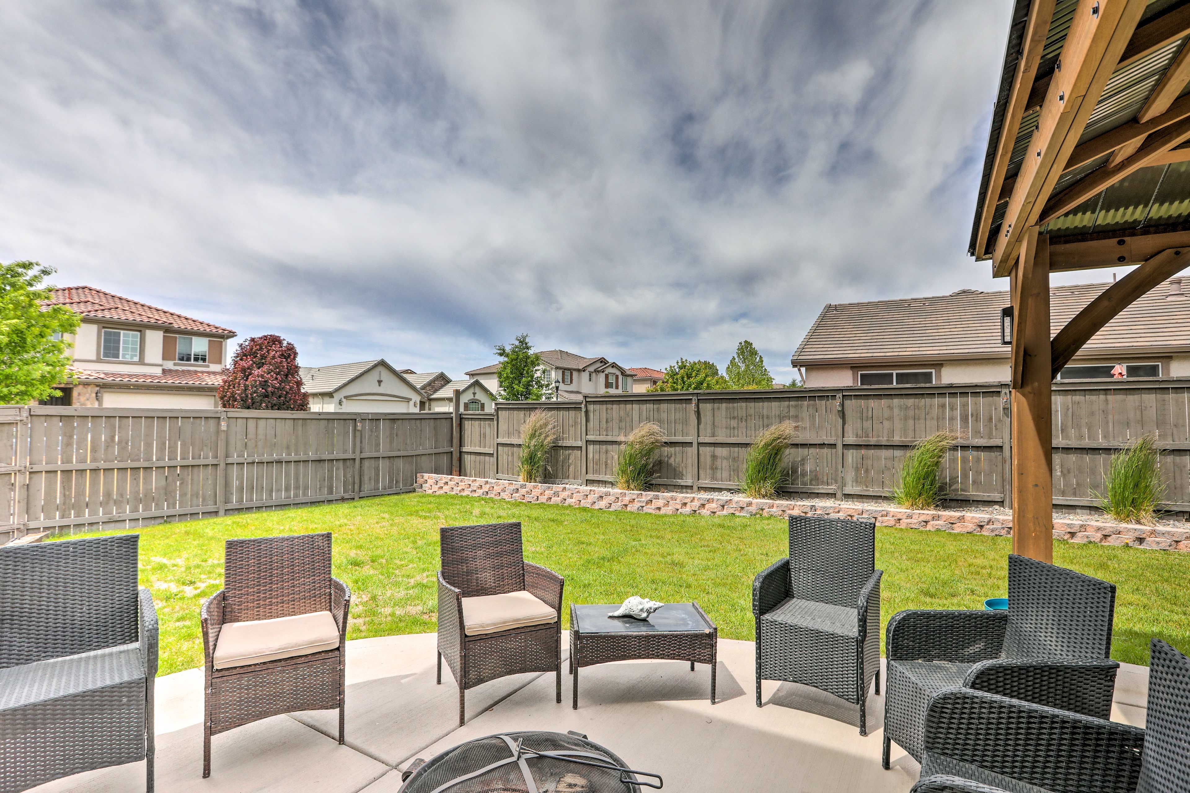 Private Yard | Hot Tub | Fire Pit | Grill