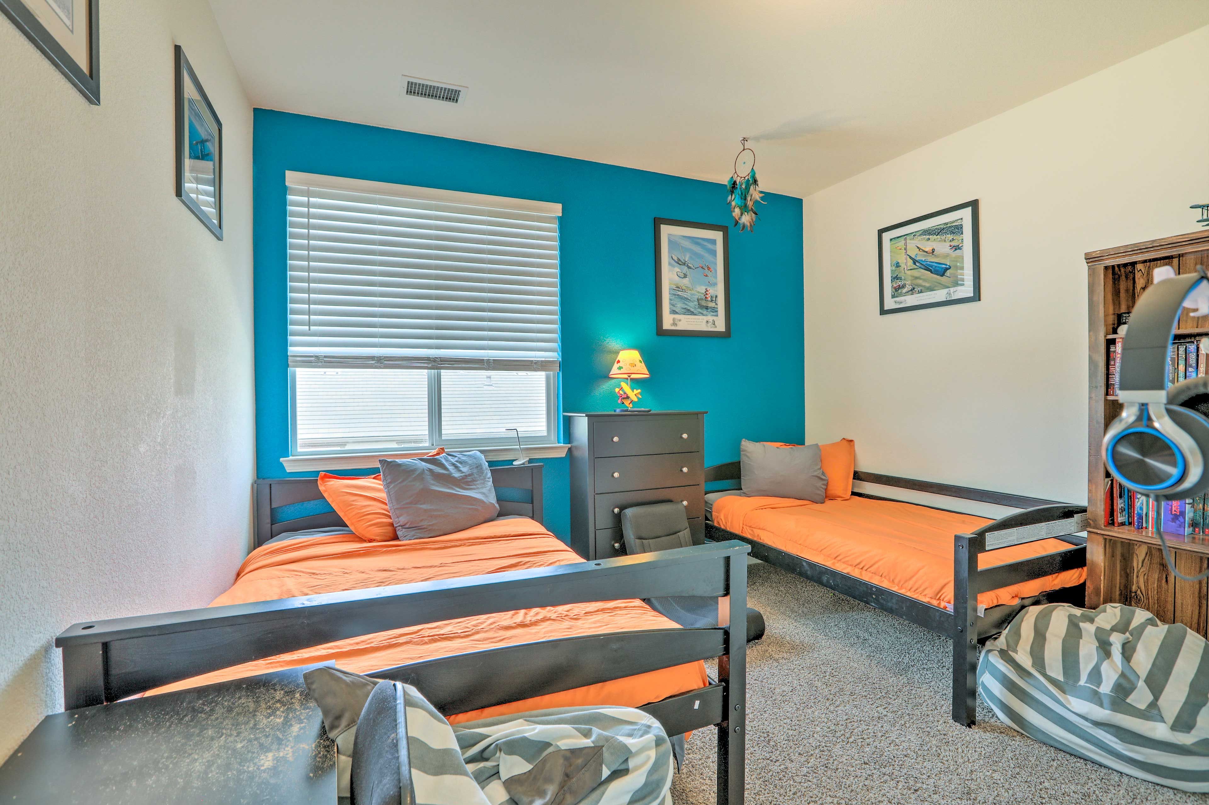Bedroom 4 | Full Bed | Twin Bed | 2nd Floor | Books