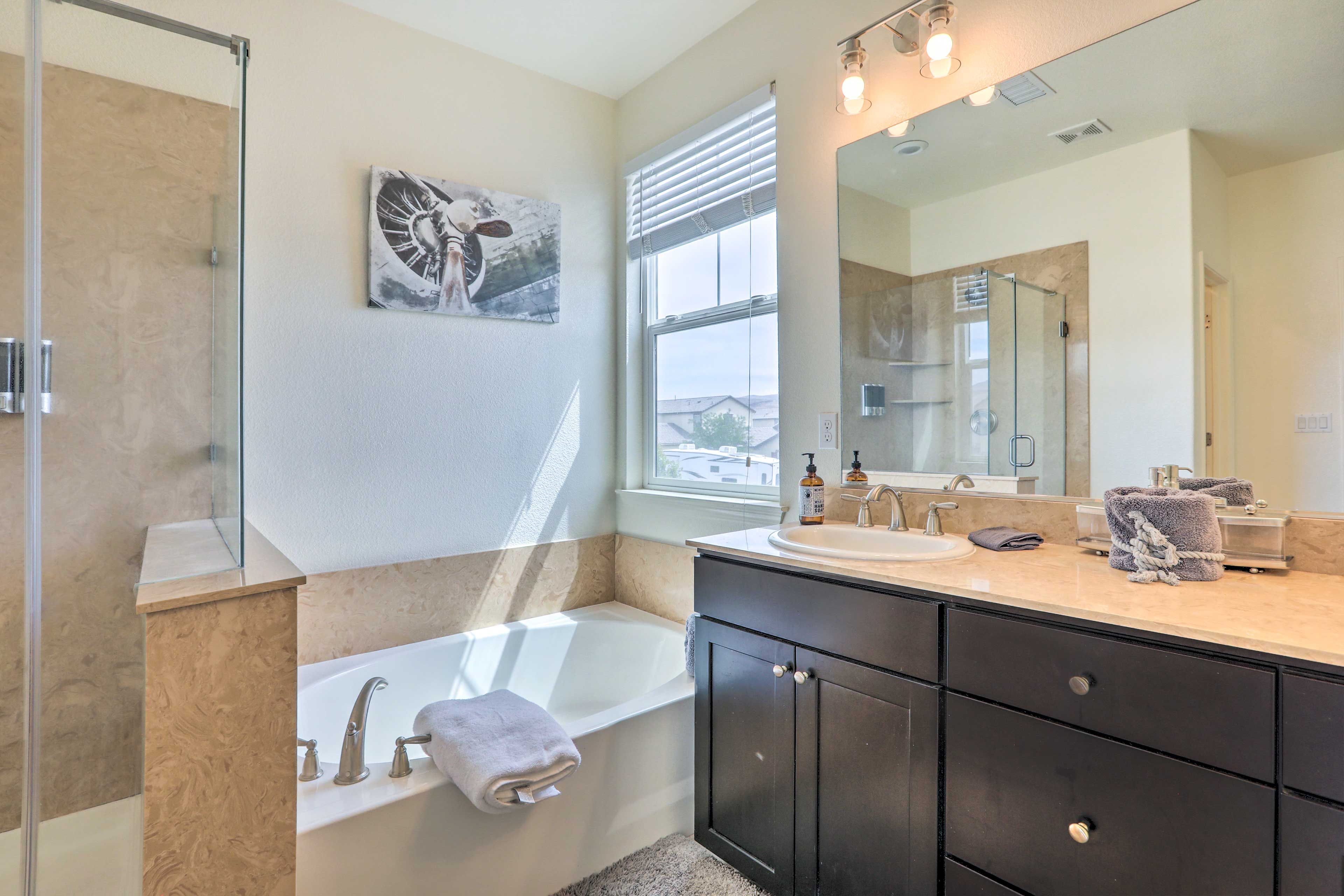 Full Bathroom | 2nd Floor | Complimentary Toiletries
