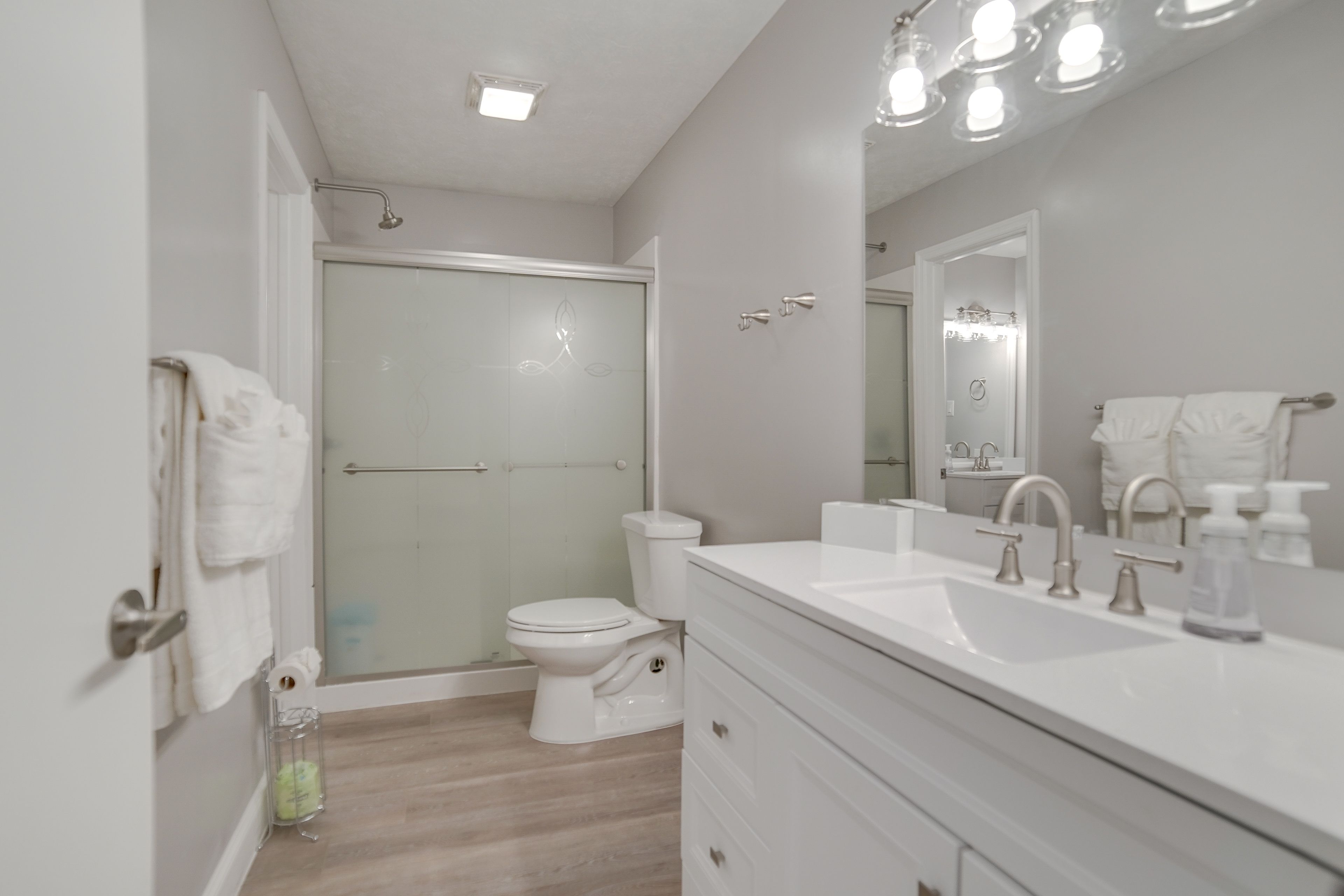 Full Bathroom | 1st Floor | Complimentary Toiletries | Hair Dryer