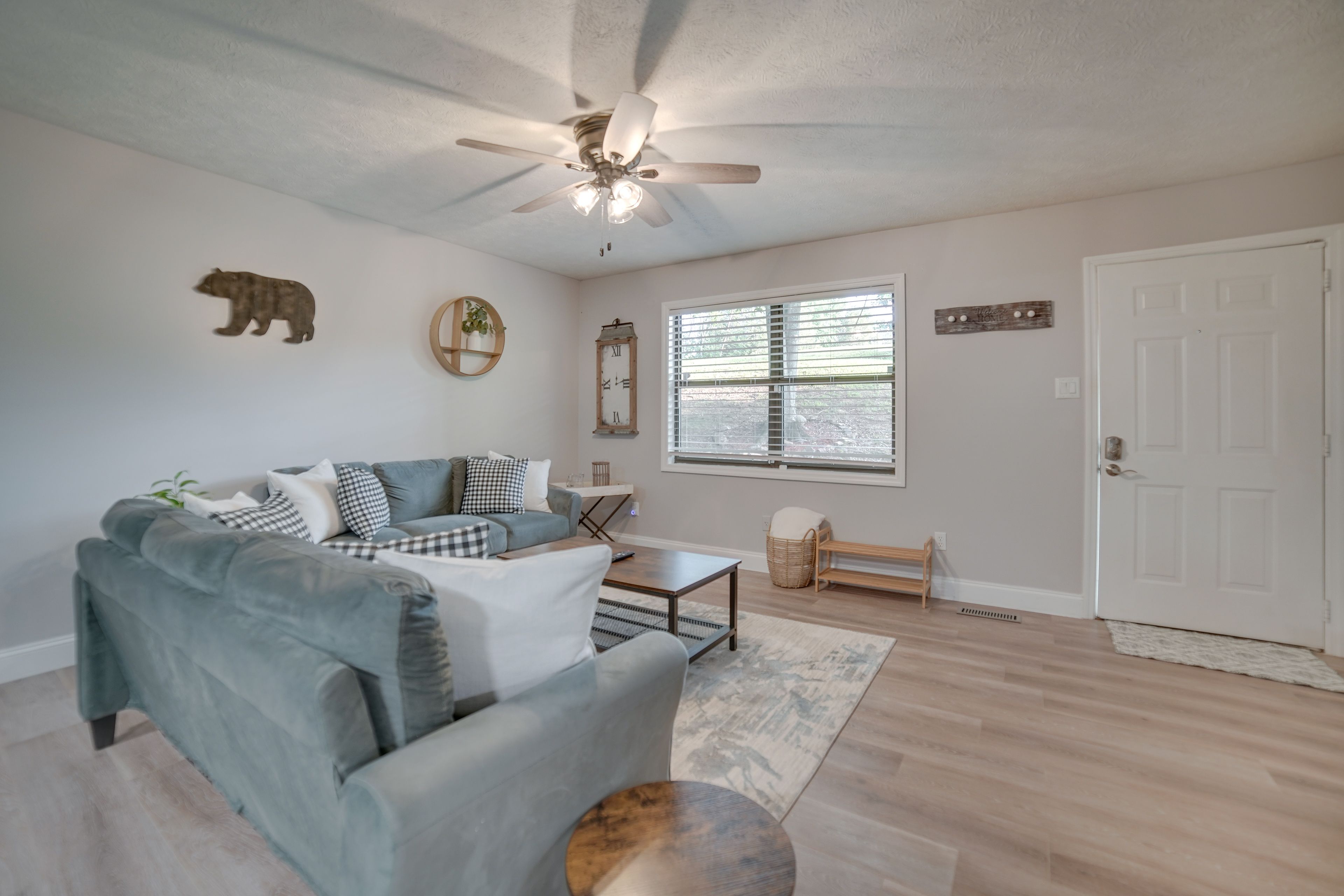 Living Room | Pack 'n Play | Smart TV | Cable