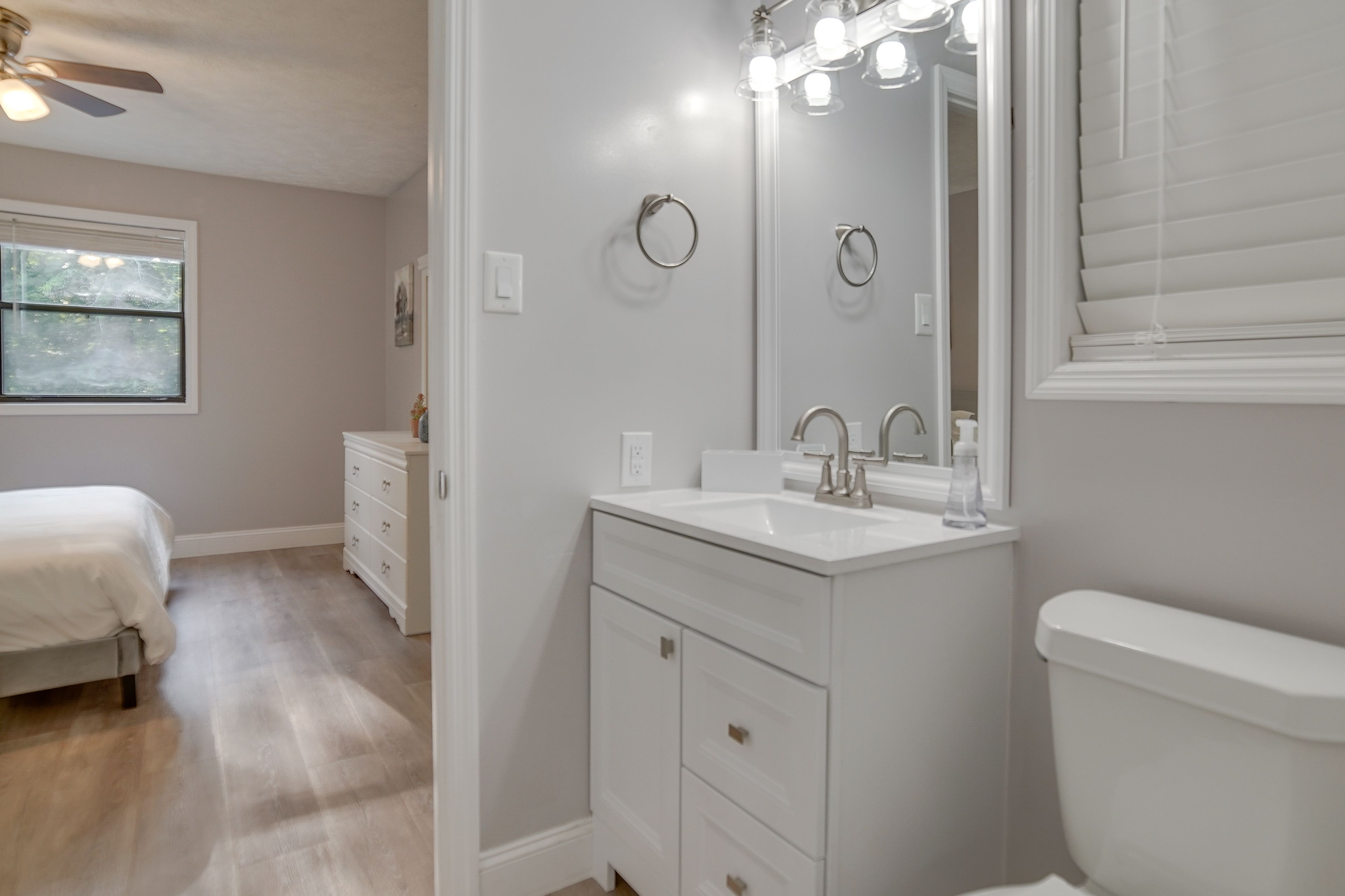 Half Bathroom | 1st Floor | Towels Provided
