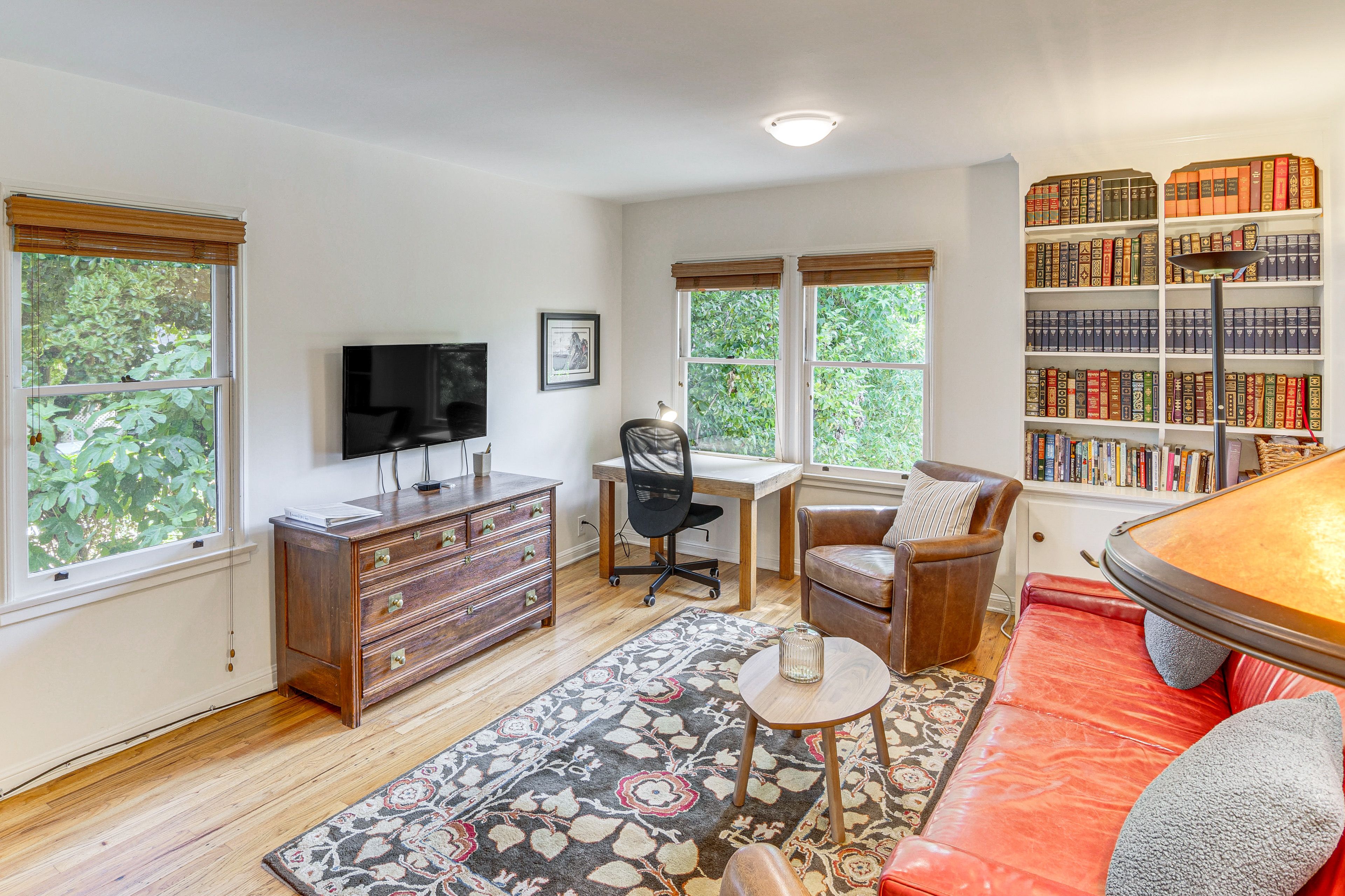 Living Room | Smart TV w/ Cable | Sleeper Sofa | Linens Provided