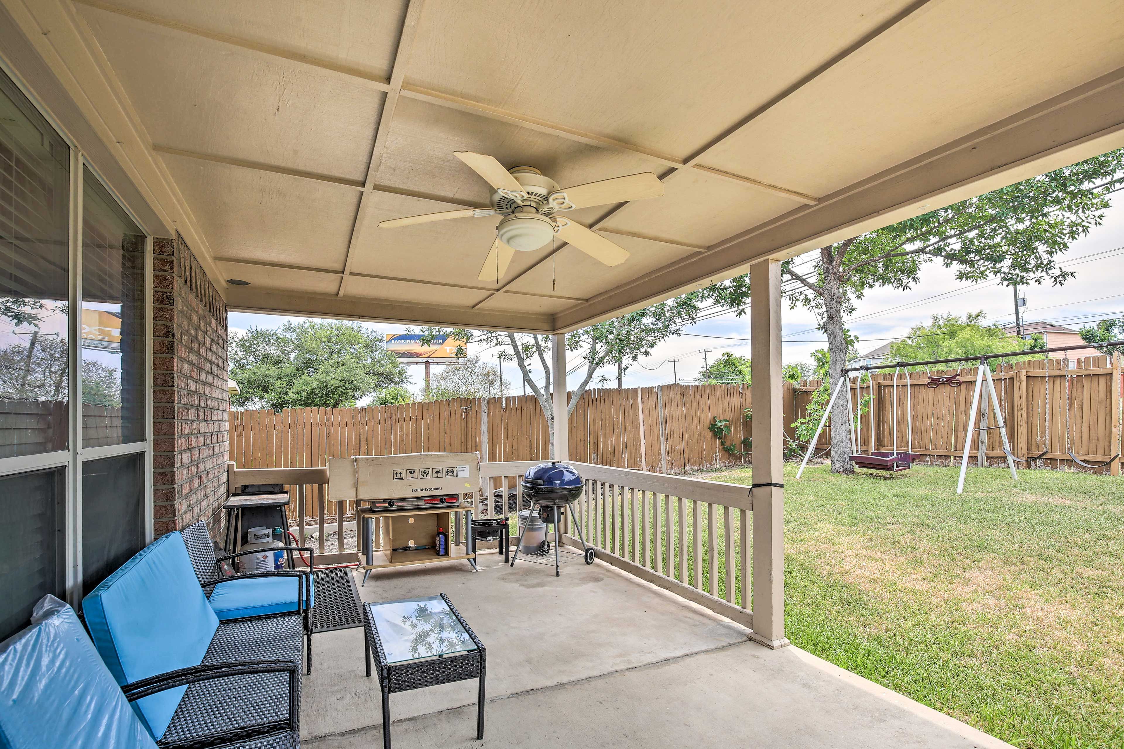 Private Backyard | Pet Friendly | Charcoal Grill | Trampoline | Swing Set