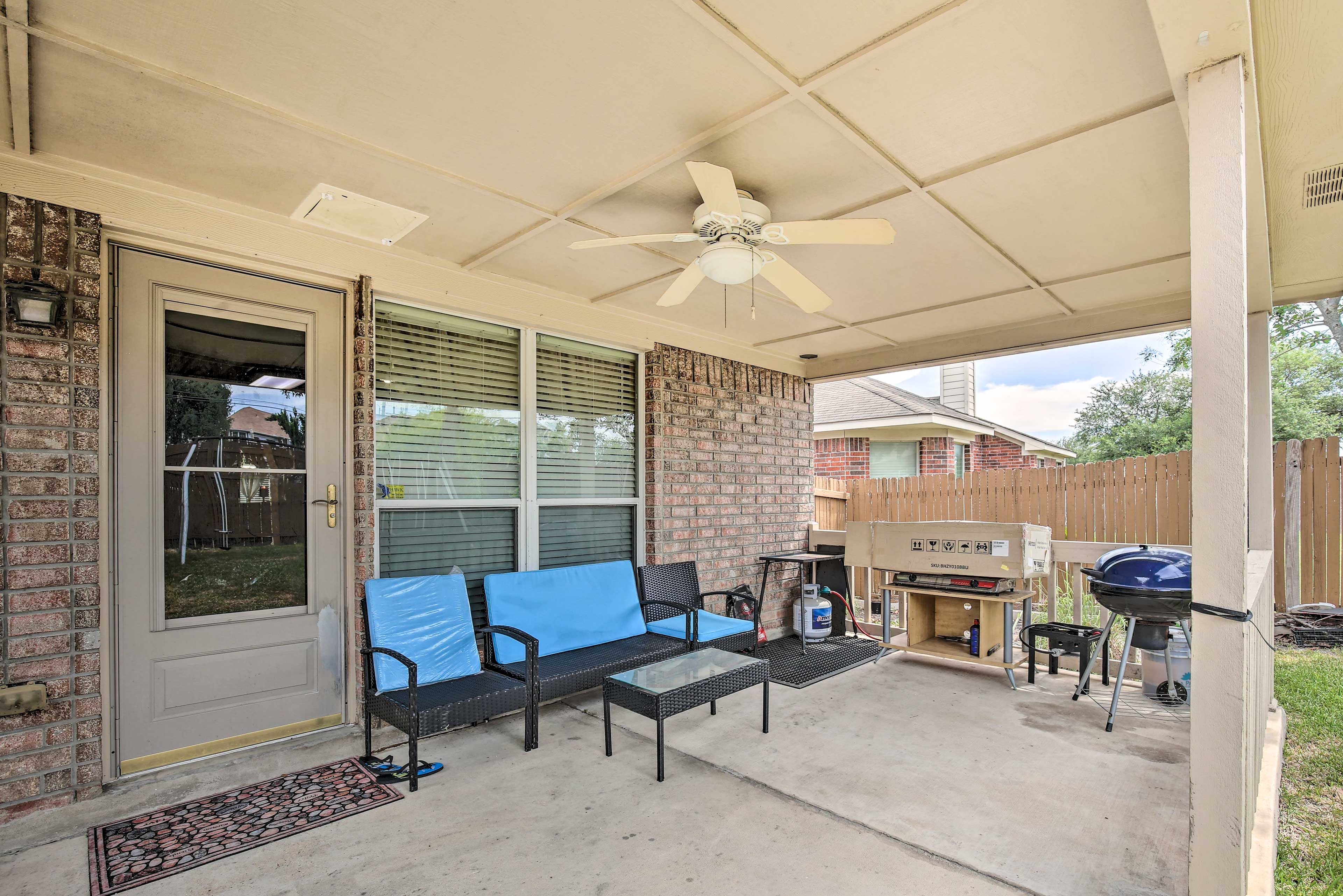 Private Backyard | Charcoal Grill | Trampoline | Swing Set