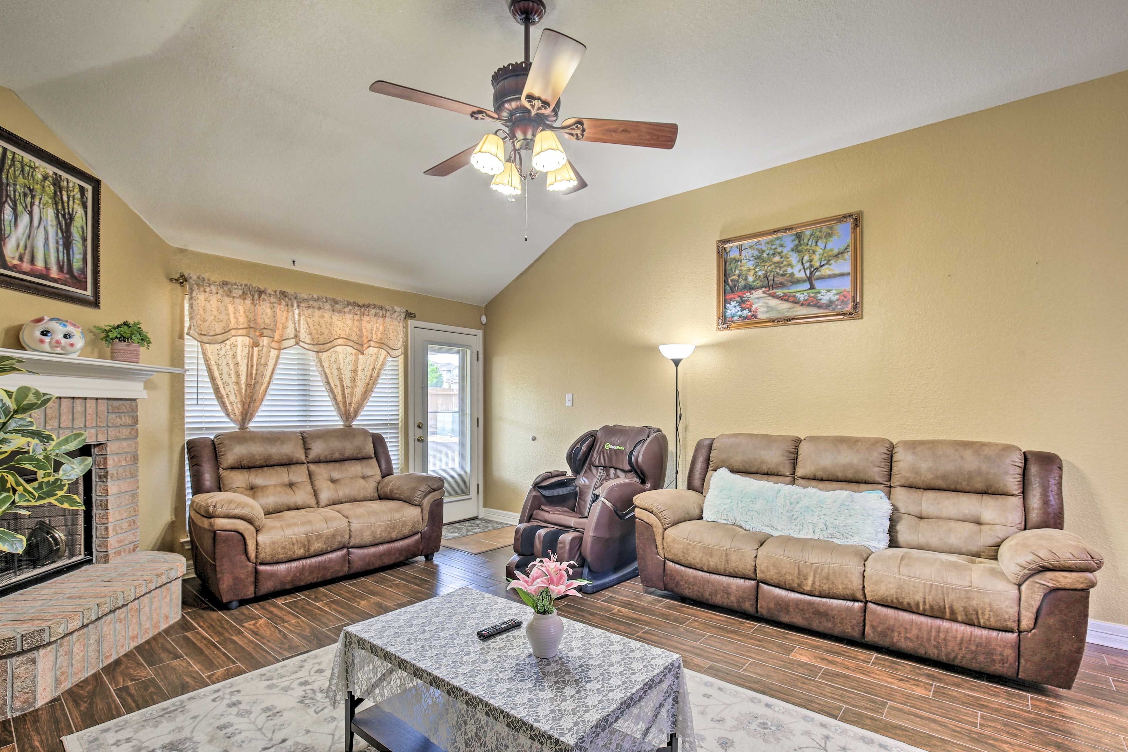 Living Room | Massage Chair | Smart TV | Free WiFi