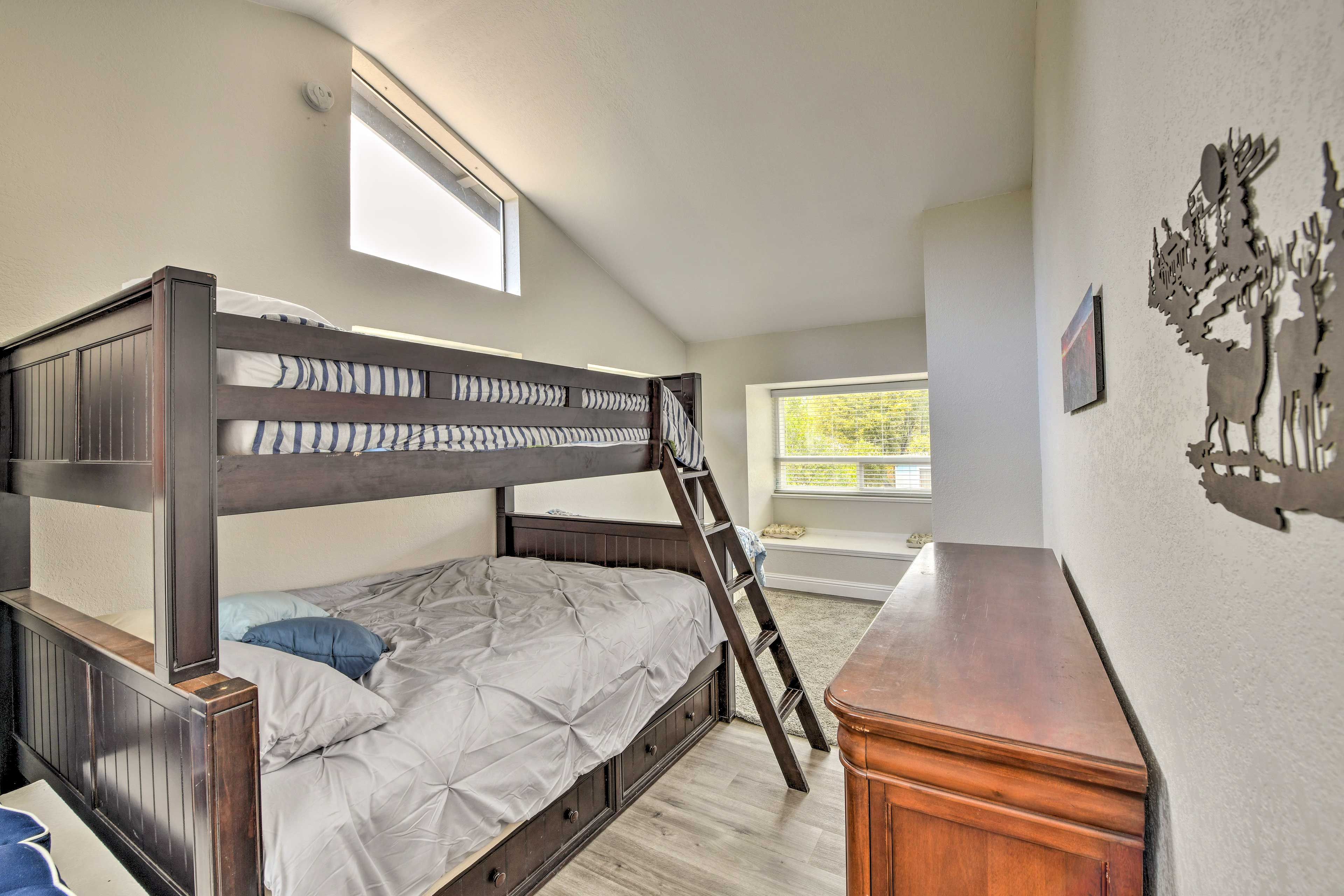 Bedroom 3 | Twin/Full Bunk Bed | Full Bed