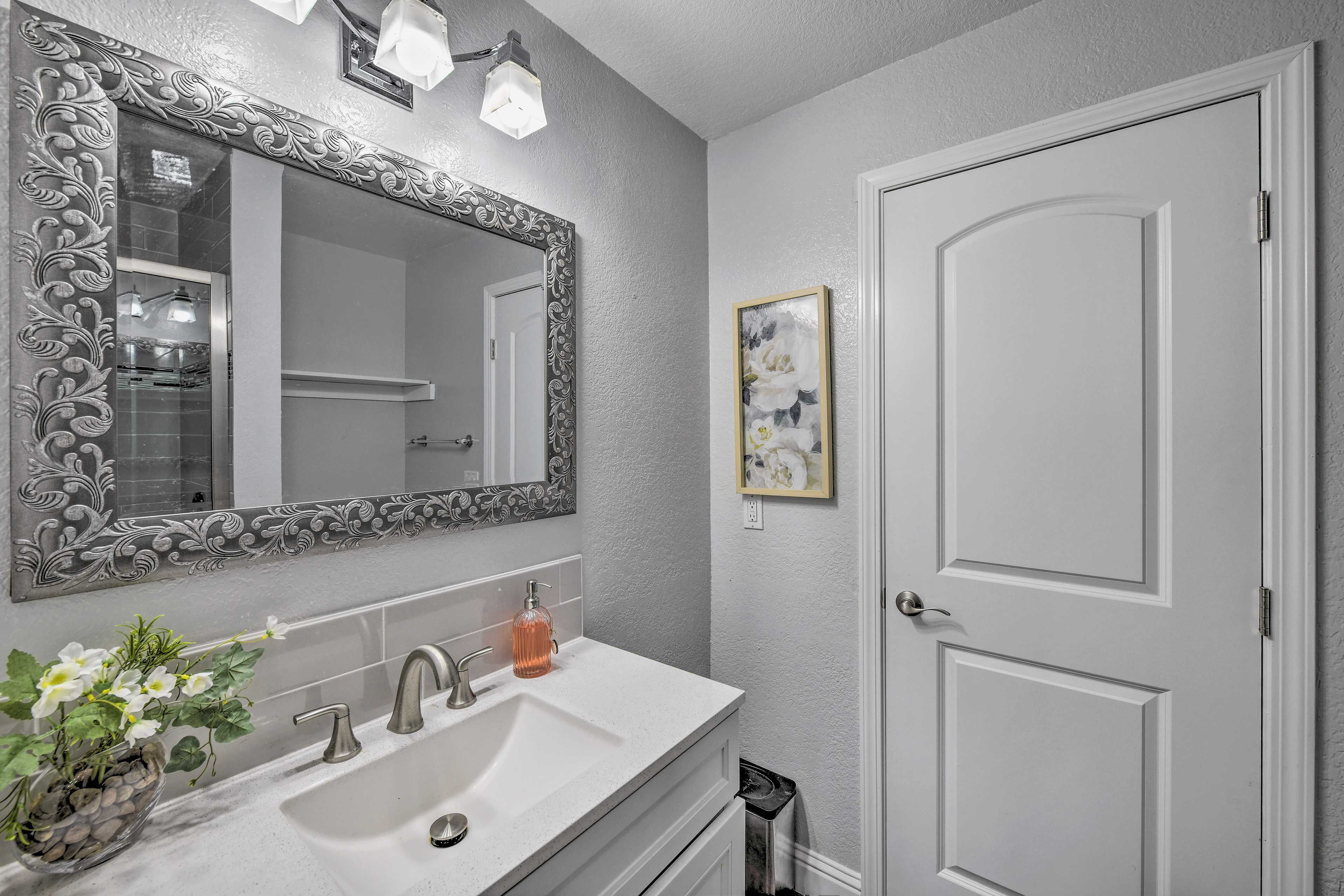 Full Bathroom | Complimentary Toiletries | Towels Provided