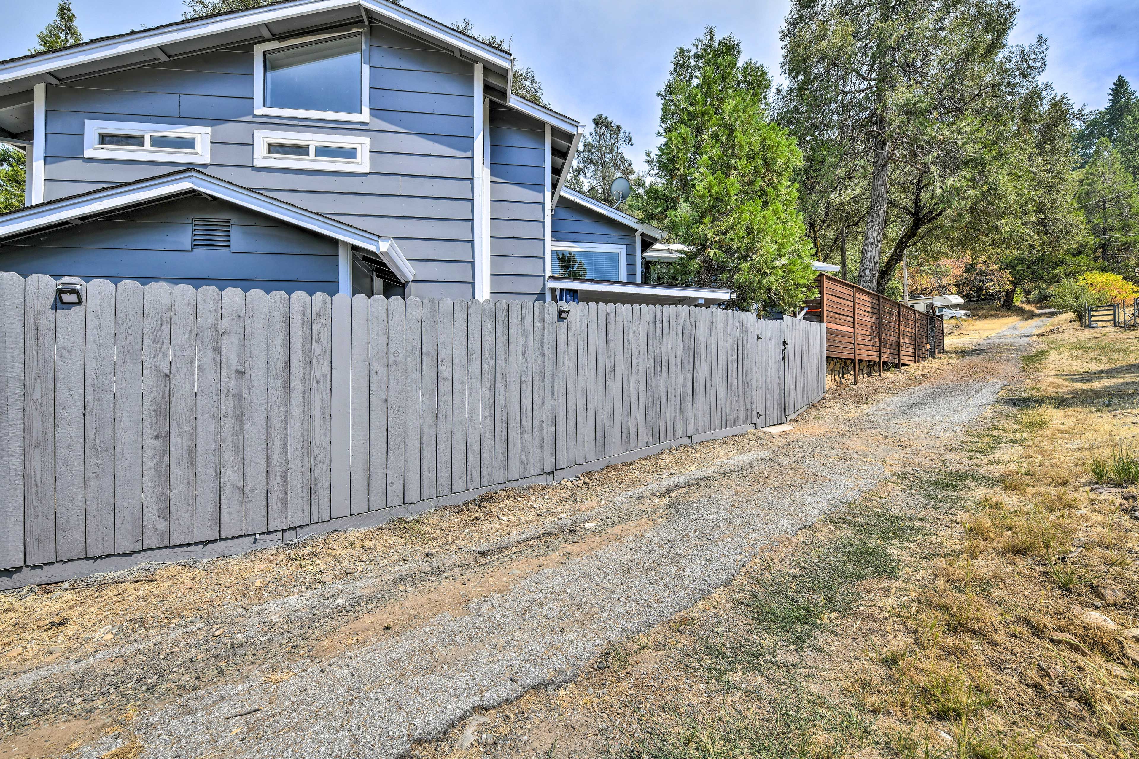 Parking | Garage (1 Vehicle) | Shared Driveway (4 Vehicles) | Trailer Parking