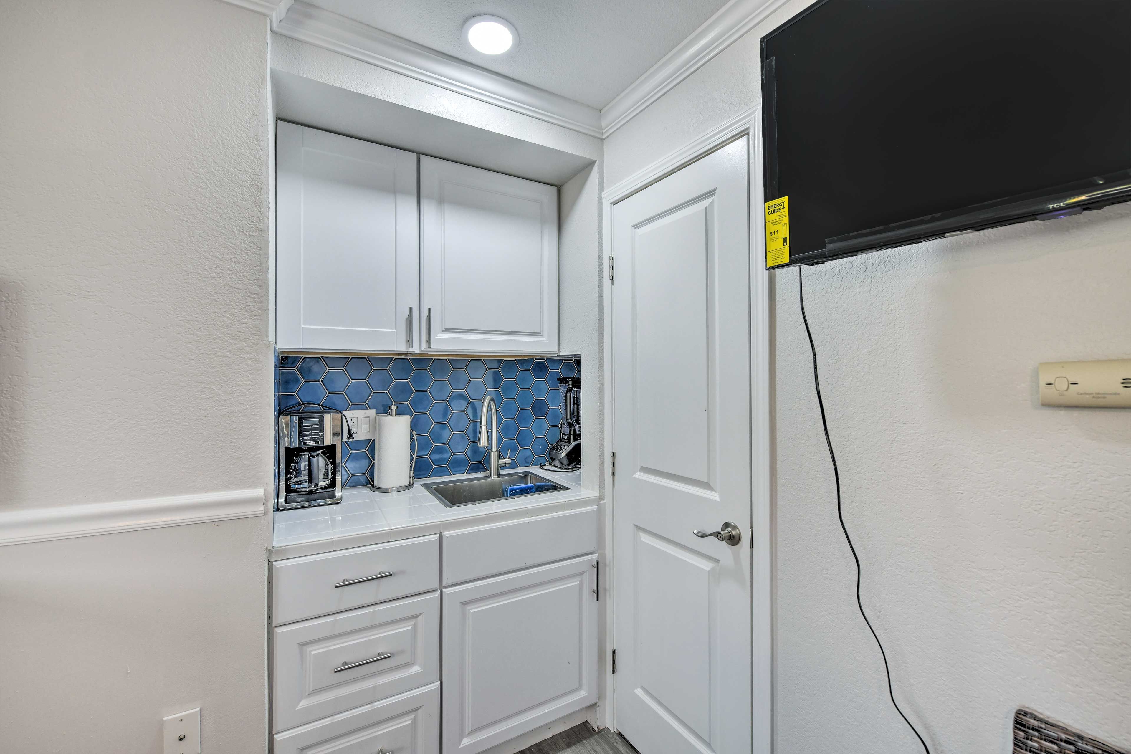 Kitchenette | Toaster | Trash Bags | Paper Towels