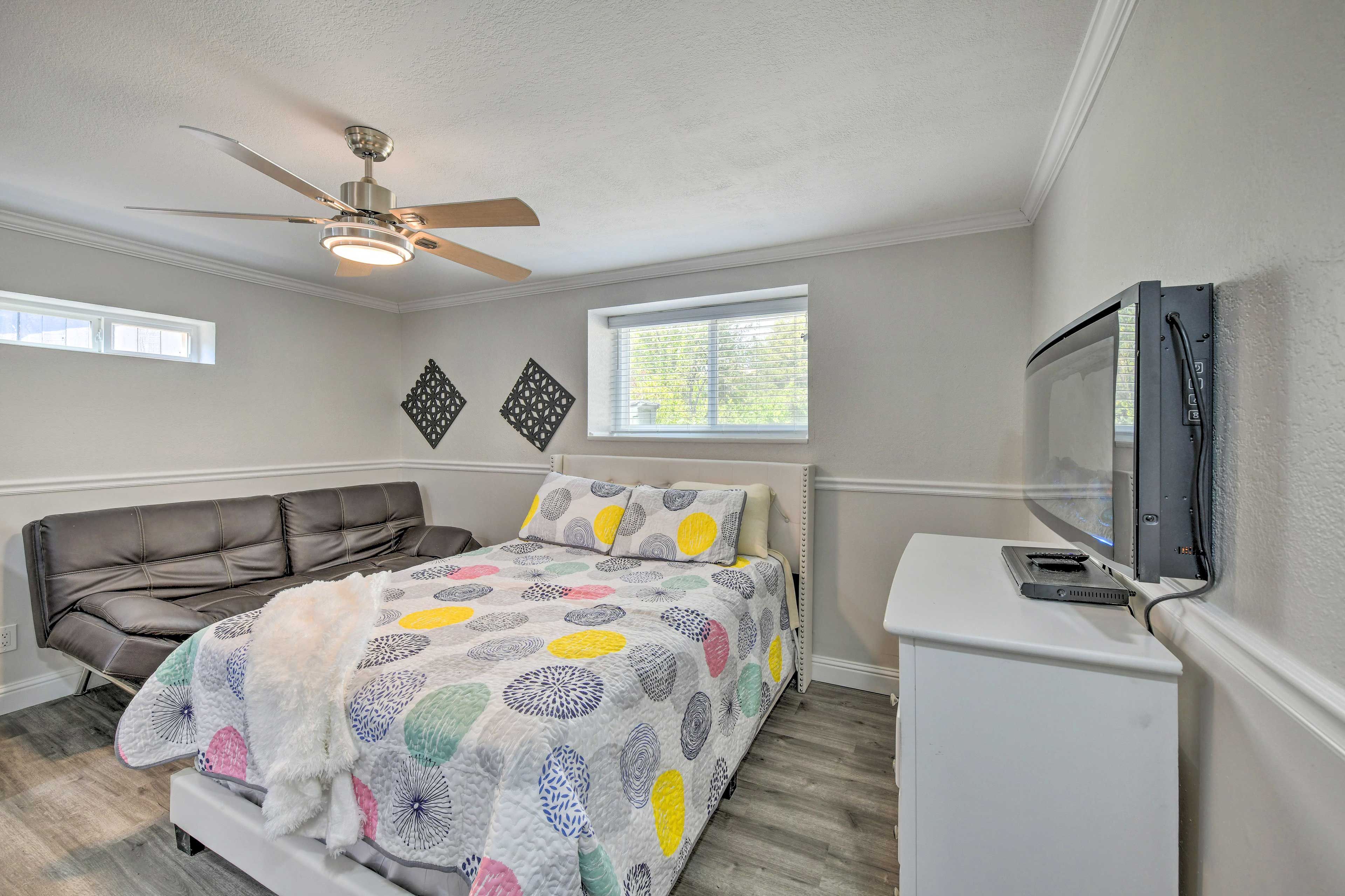 Studio | Full Bed | Queen Futon | Linens Provided