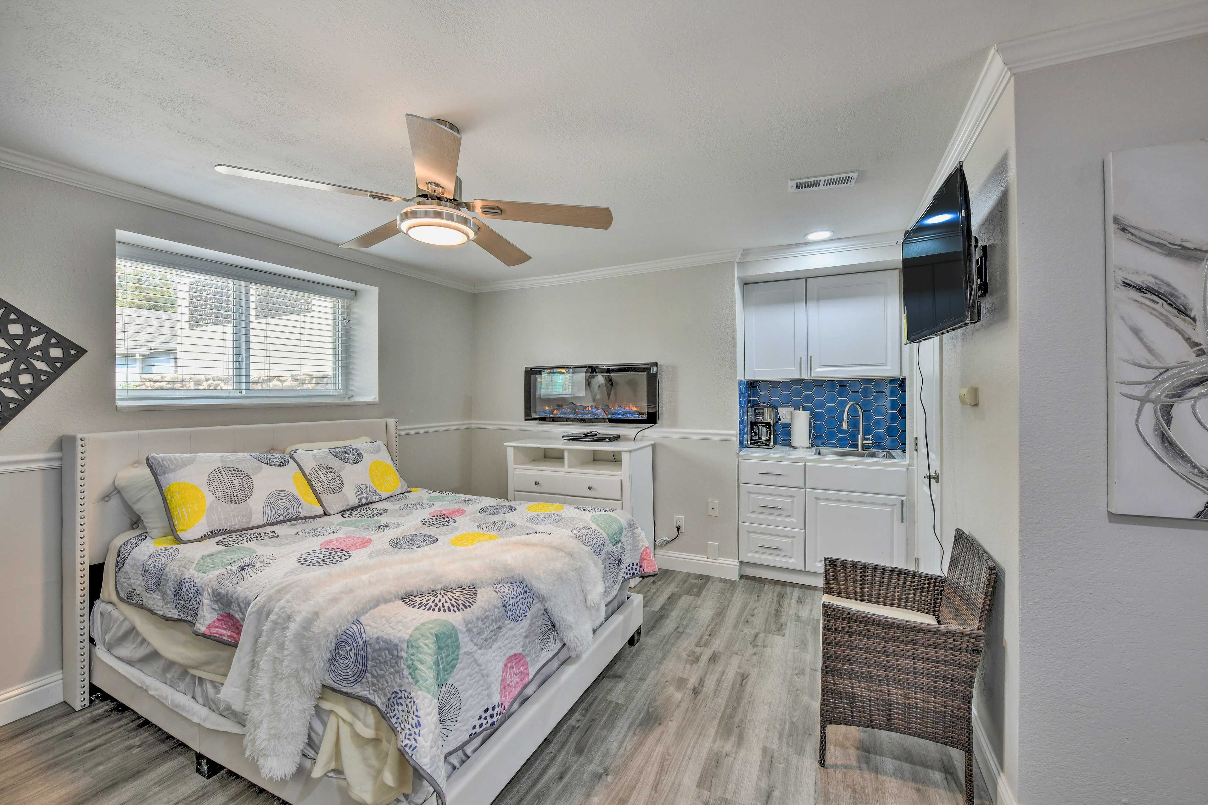 Studio | Smart TV | Electric Fireplace | Central A/C & Heating