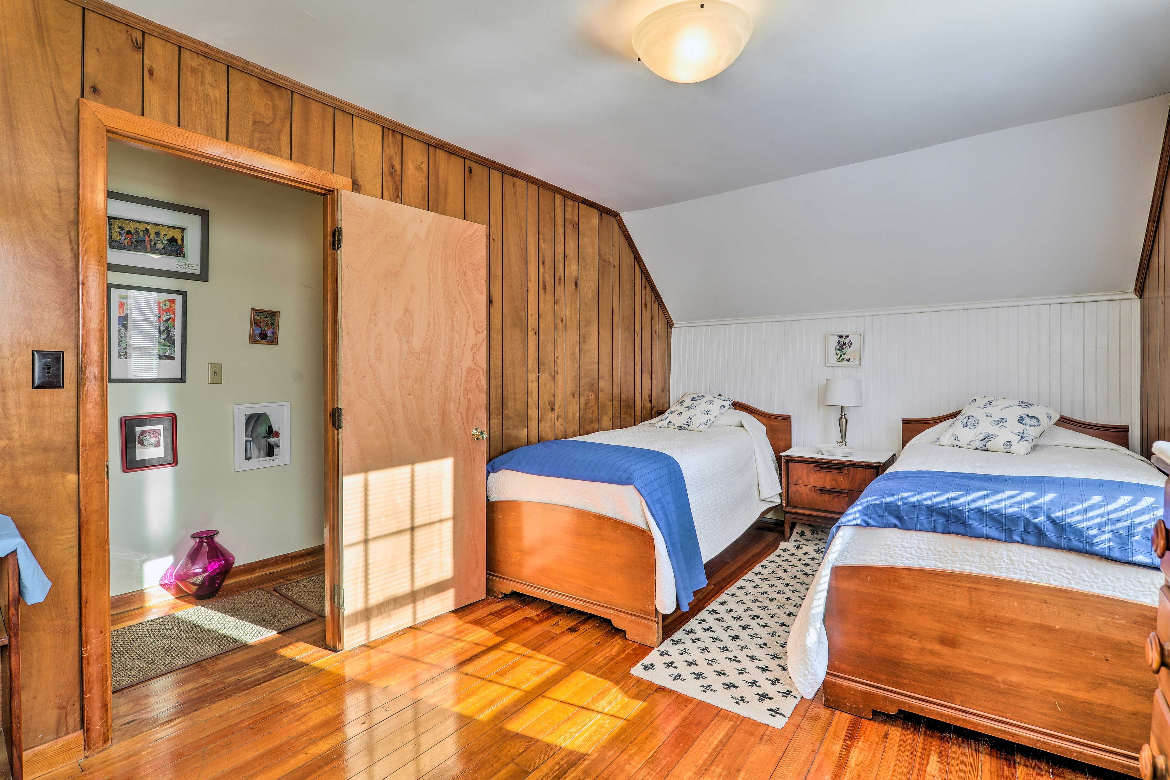 Bedroom 2 | 2nd Floor | 2 Twin Beds