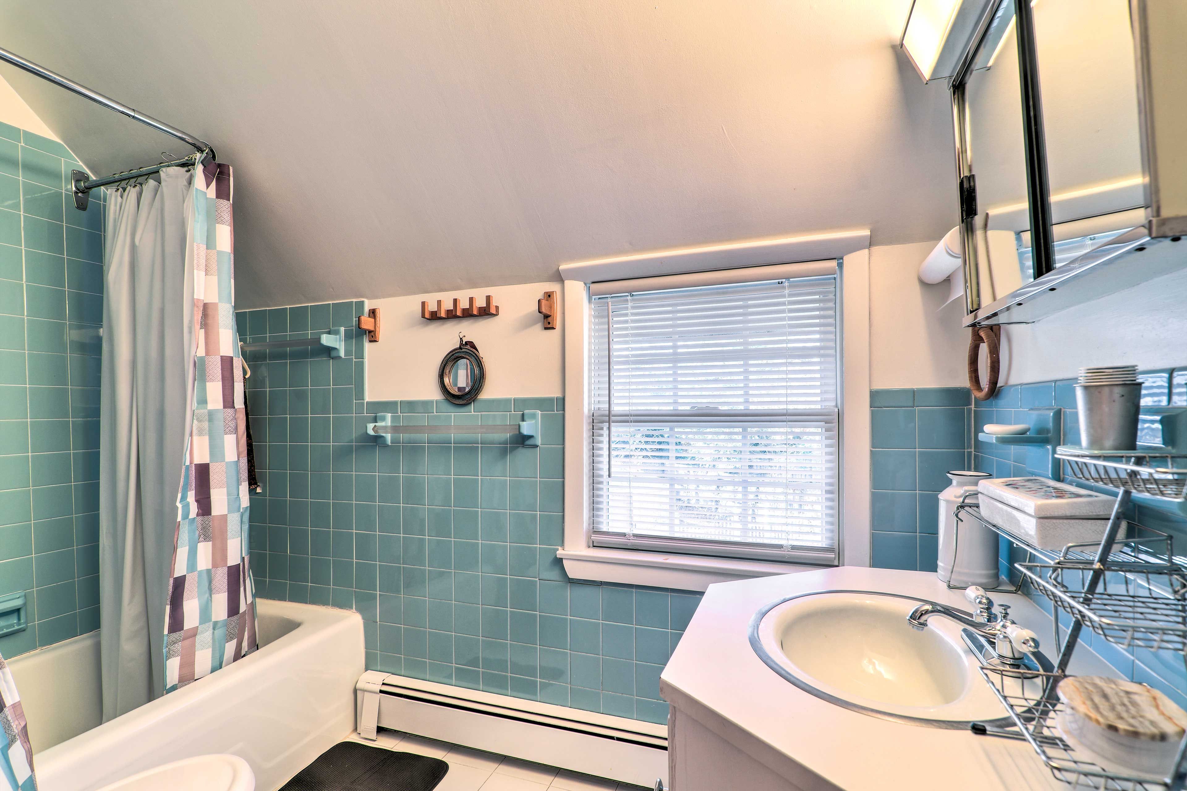 Full Bathroom | Towels Provided