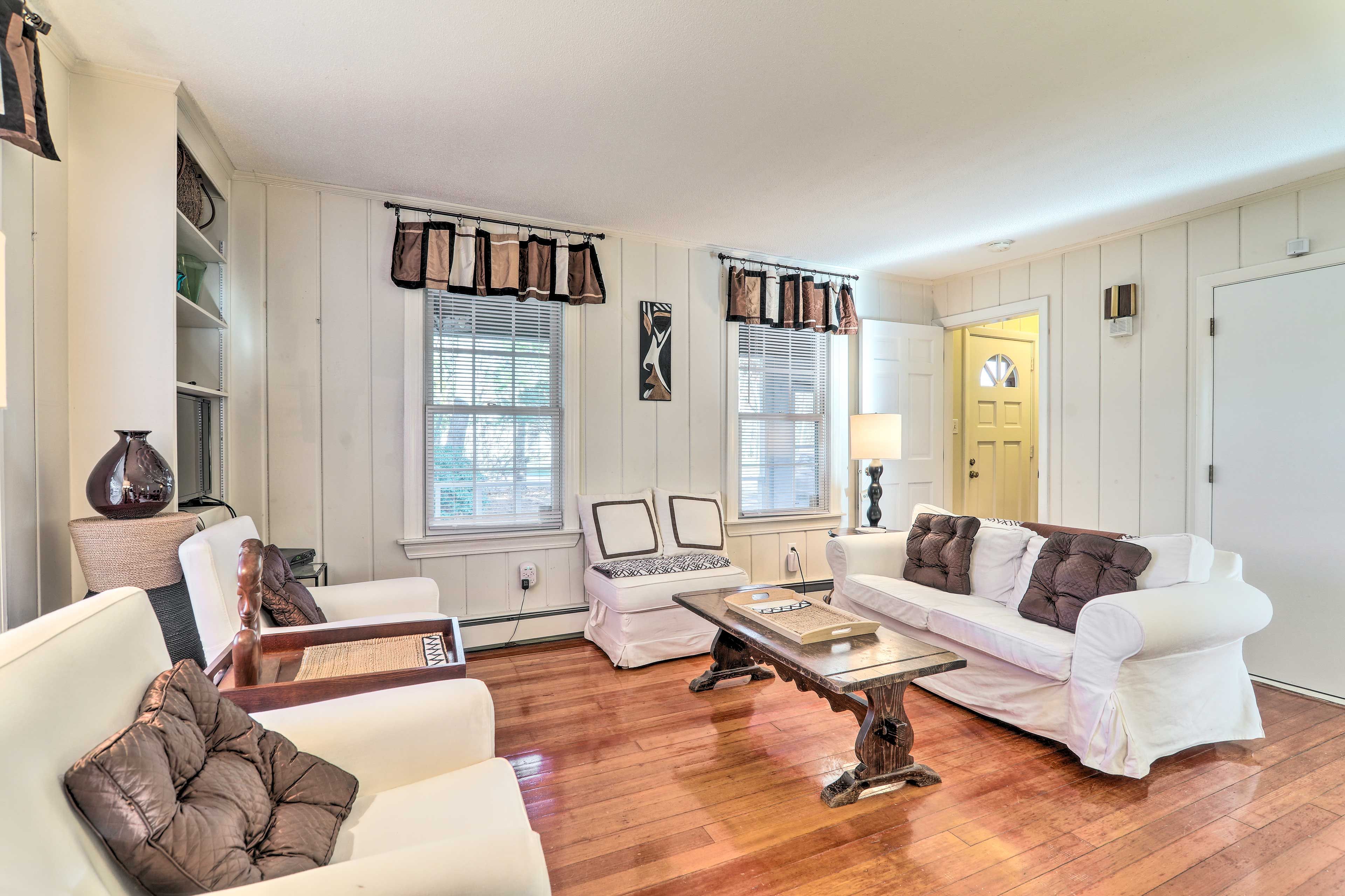 Living Room | Free WiFi | Central Heating | Window A/C Unit