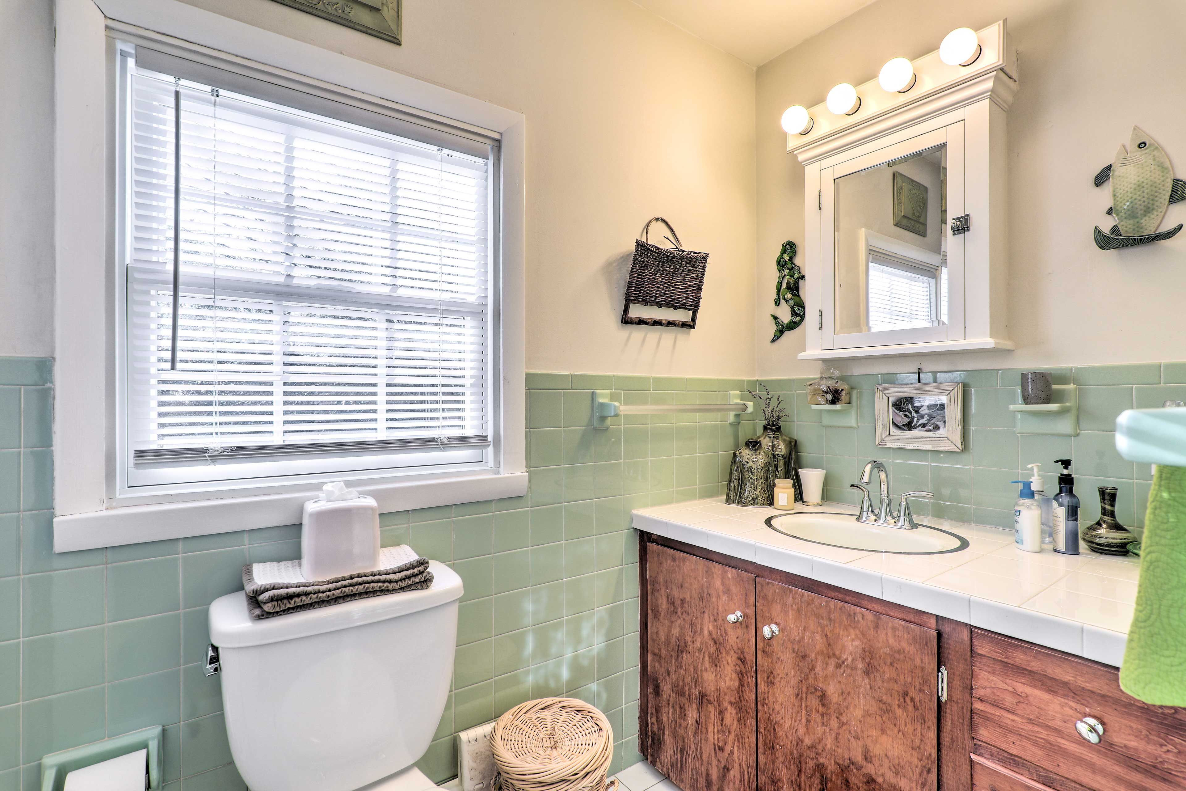 Full Bathroom | Complimentary Toiletries
