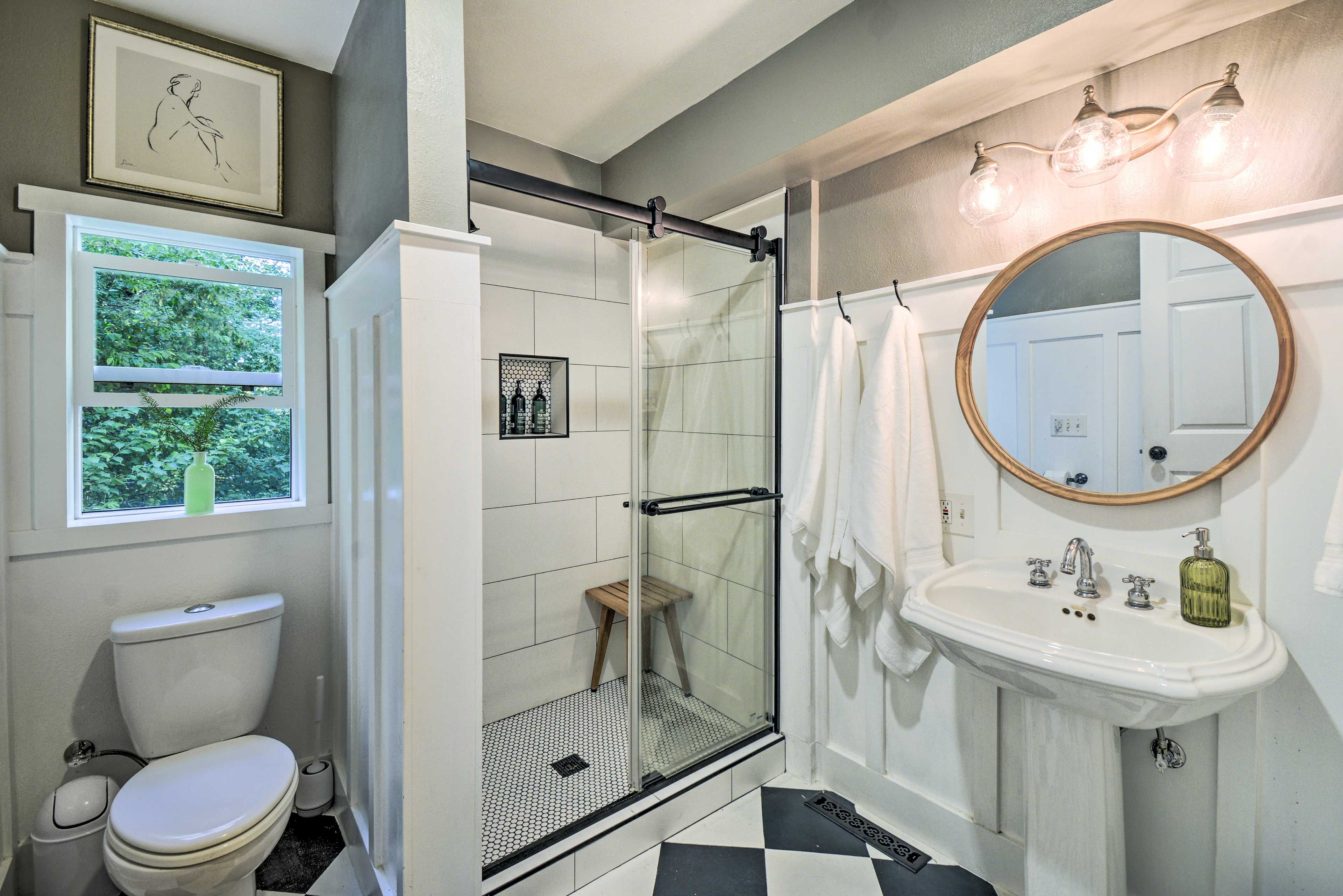 Full Bathroom | Complimentary Toiletries | 1st Floor