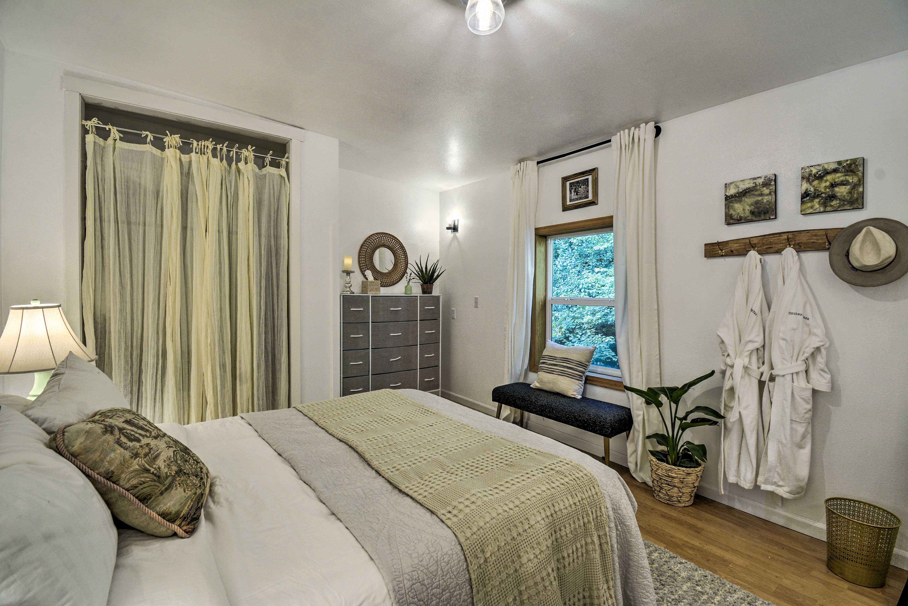 Bedroom 4 | Queen Bed | 1st Floor