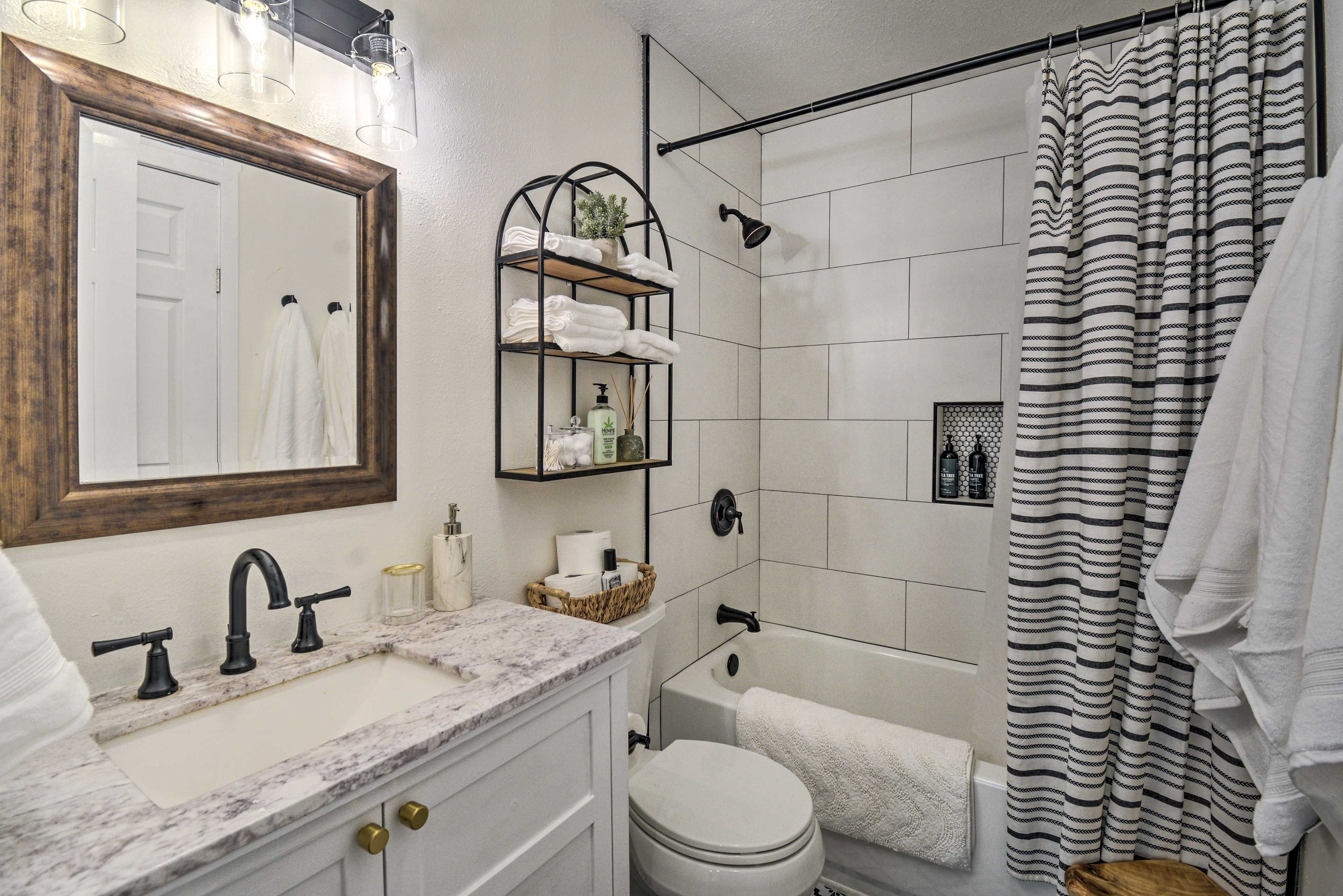Full Bathroom | Complimentary Toiletries | 1st Floor