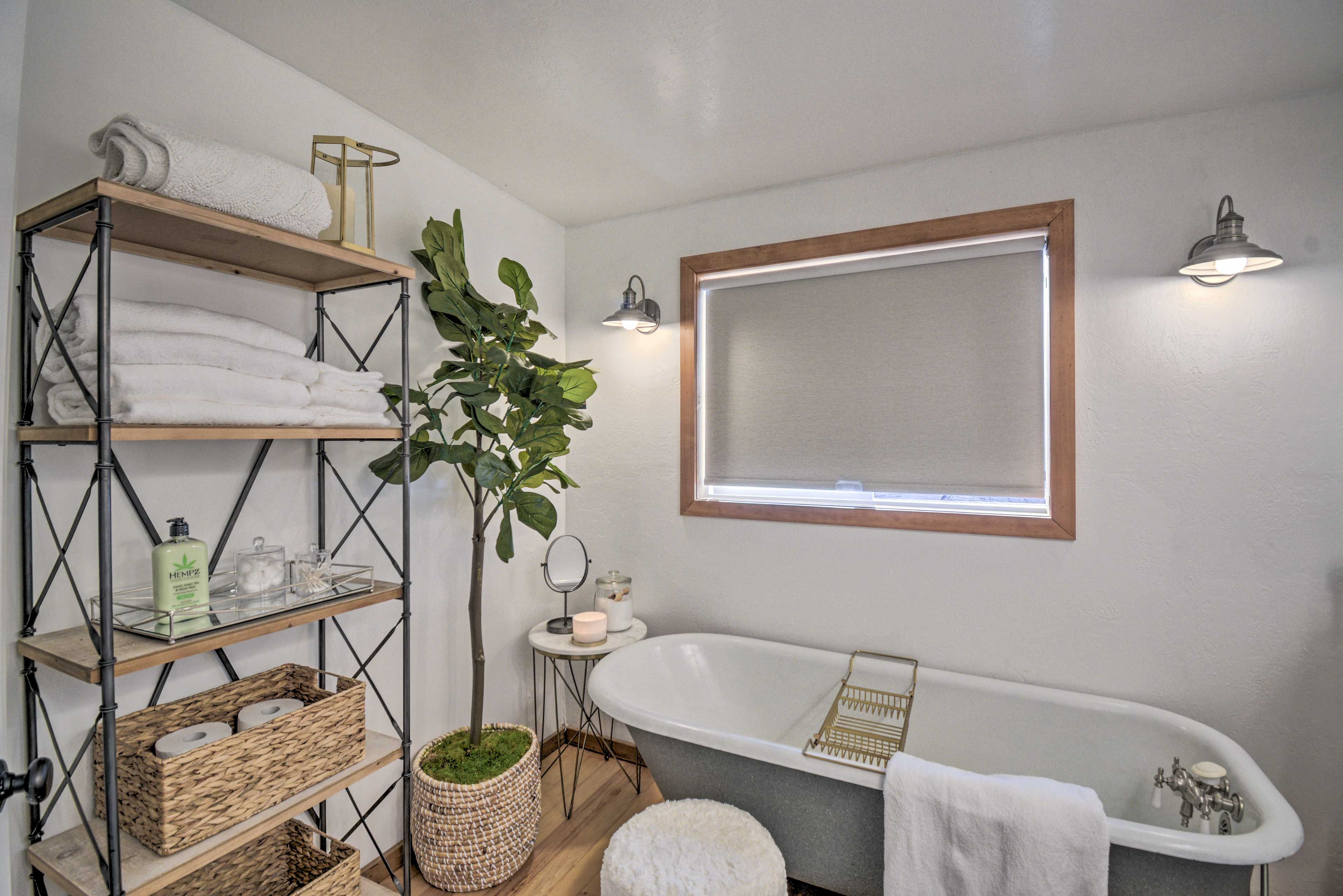 Full Bathroom | Complimentary Toiletries | 2nd Floor