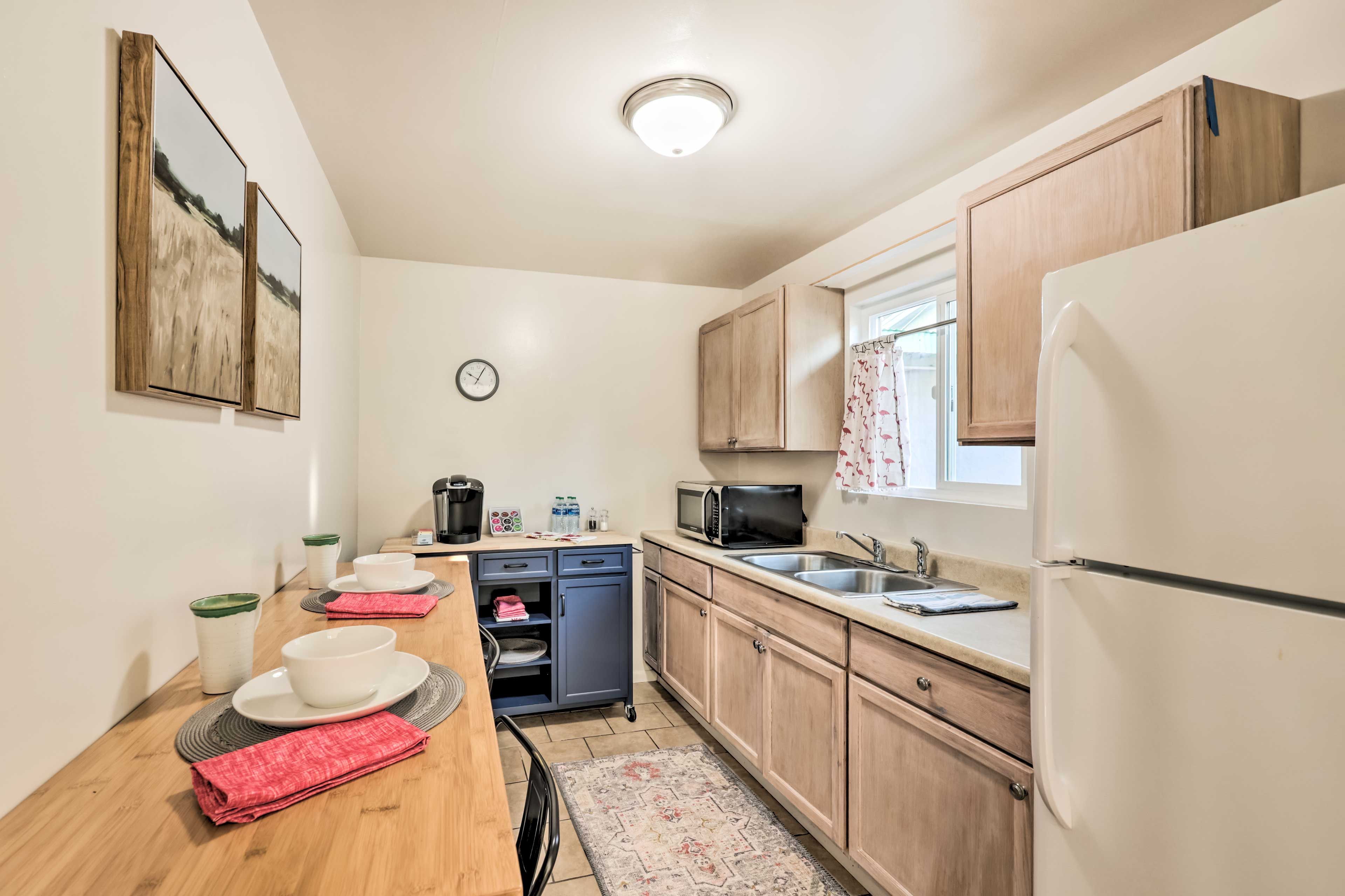 Kitchenette | Dishware & Flatware Provided