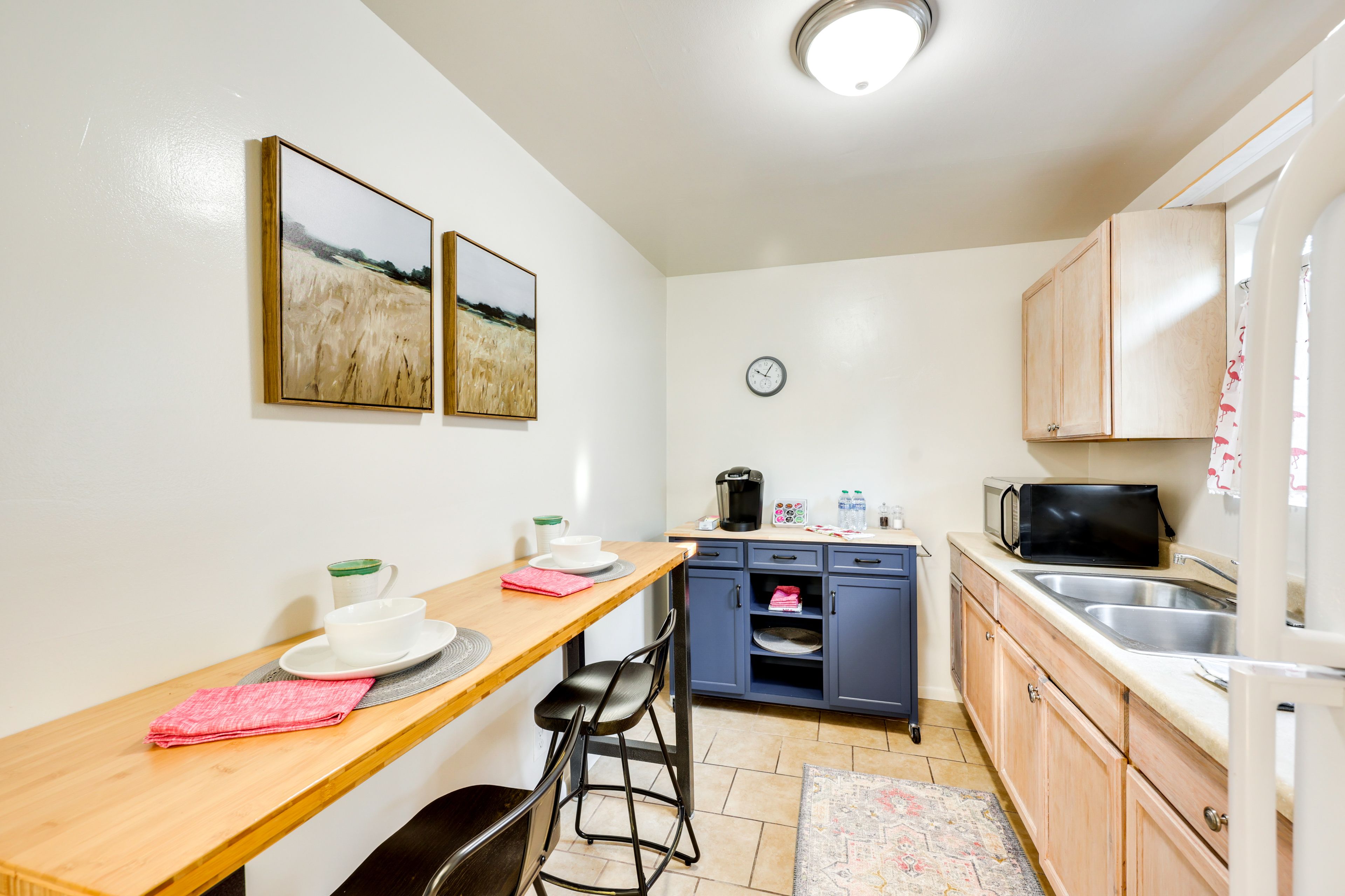 Kitchenette | Dishware & Flatware Provided