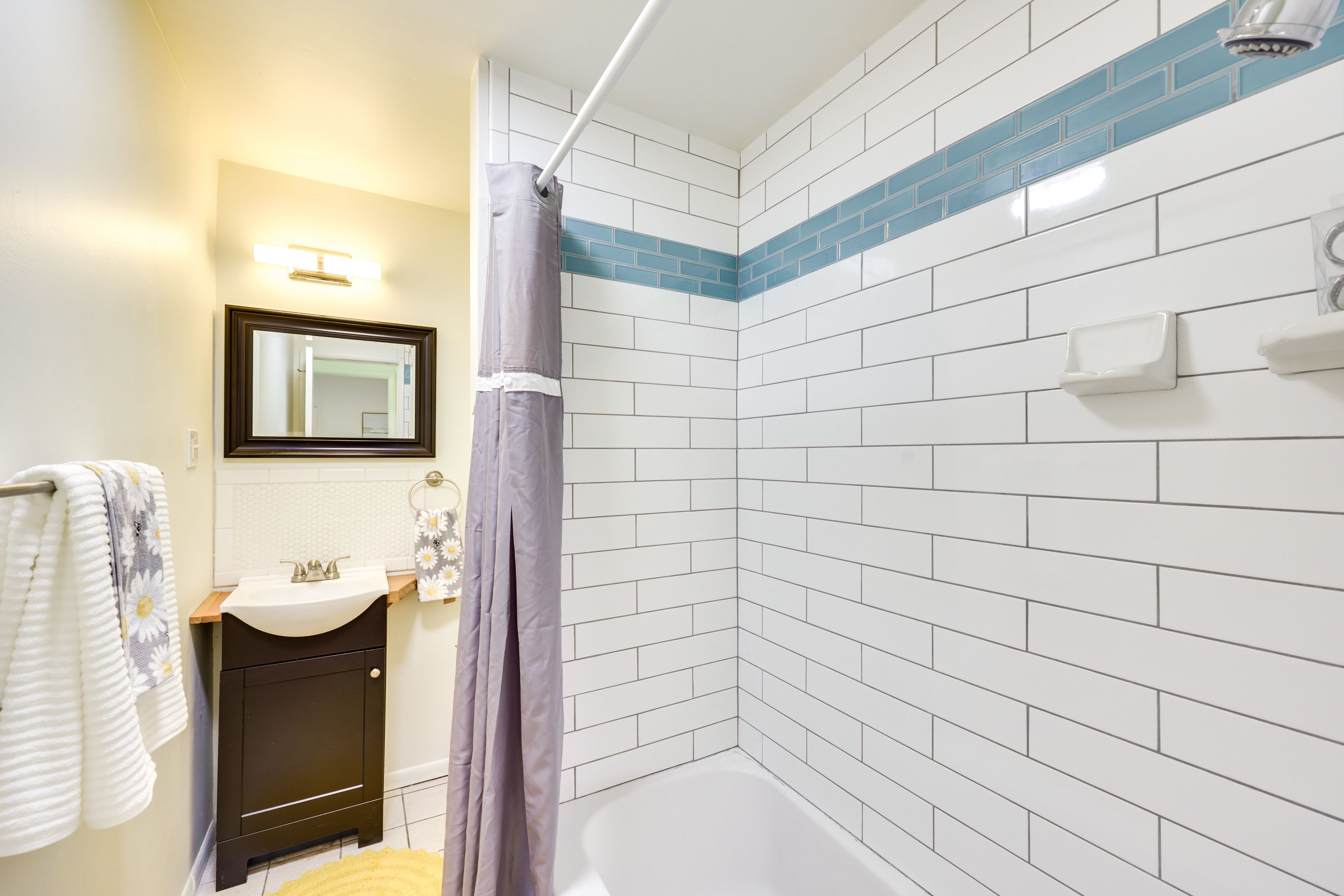 Full Bathroom | Towels Provided